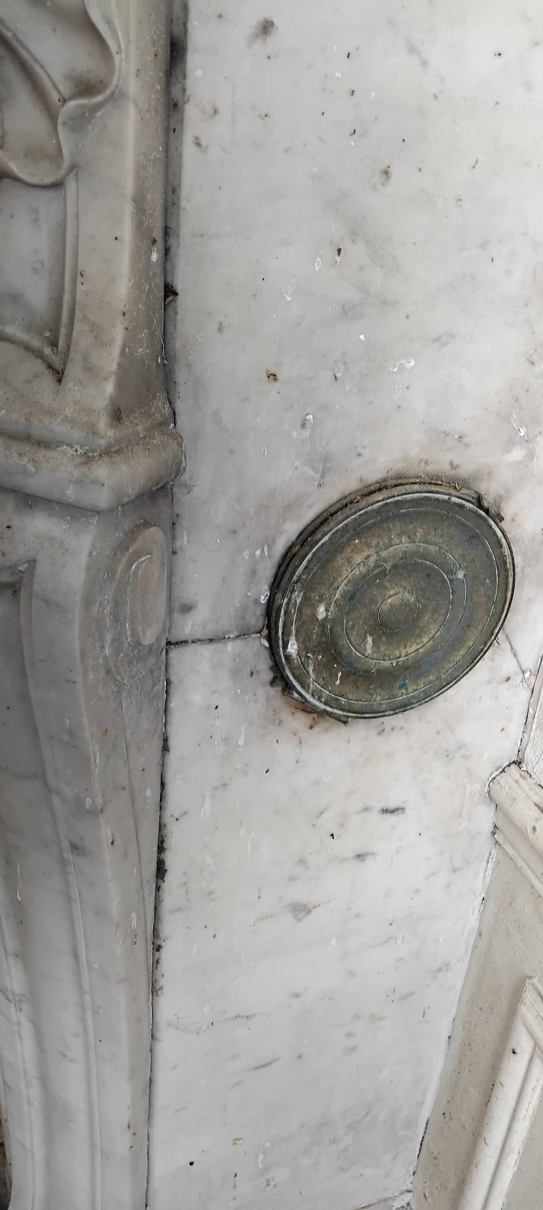 Louis XV style fireplace in veined white Carrara marble and XI ceramics.
