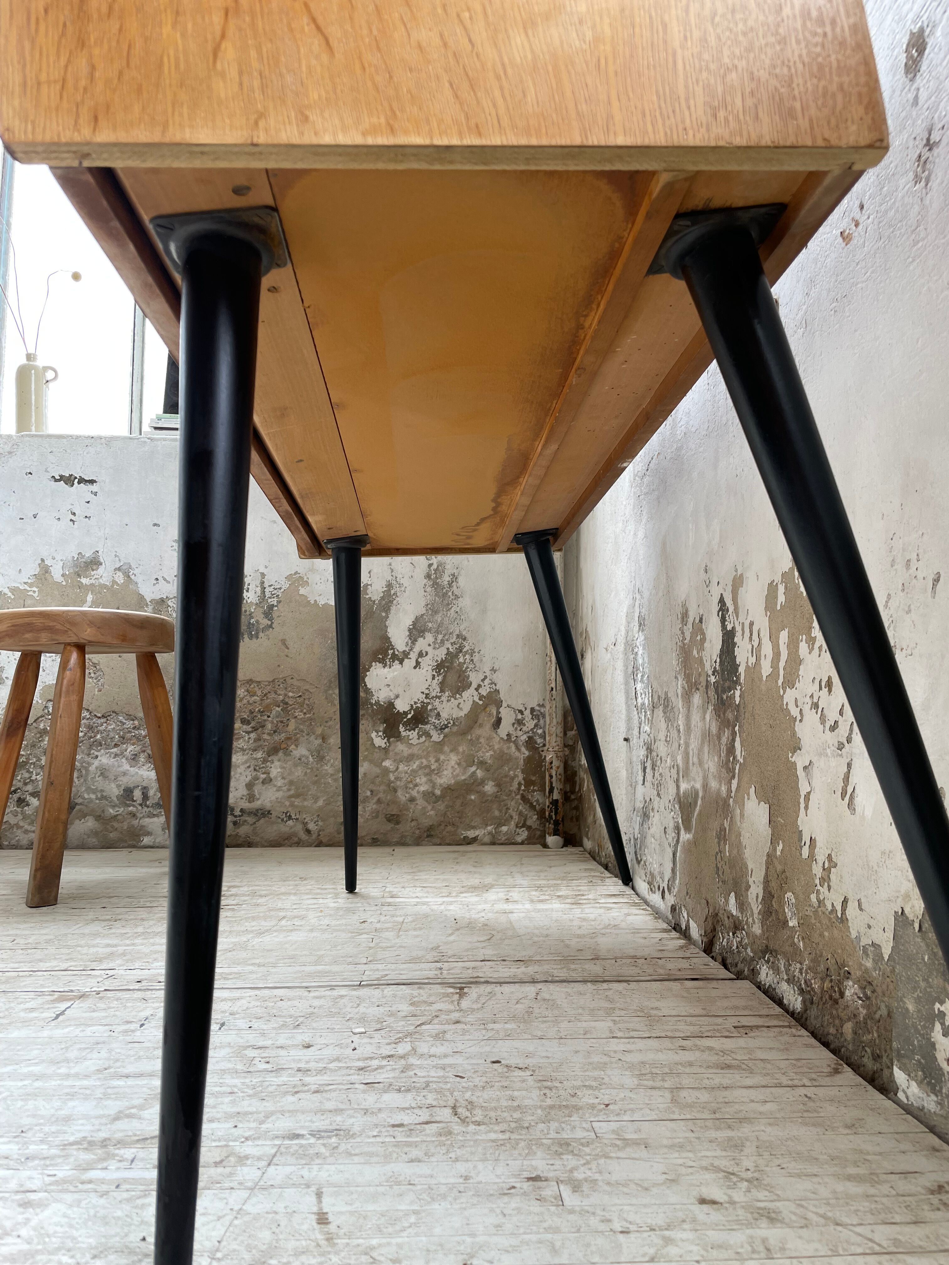 Console desktop feet compass 60s