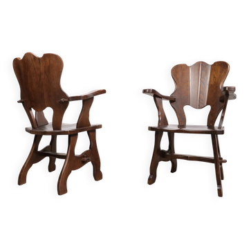 Livre d'histoires fauteuils de salon en chêne brutalistes wabi-sabi avec cheminée.