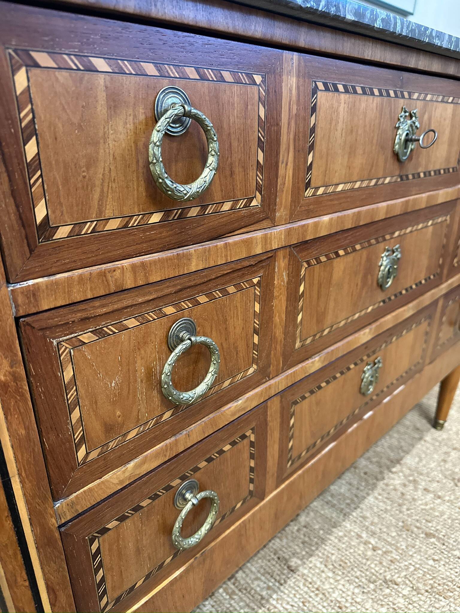 Commode de style Louis XVI marquetée – plateau marbre noir et blanc