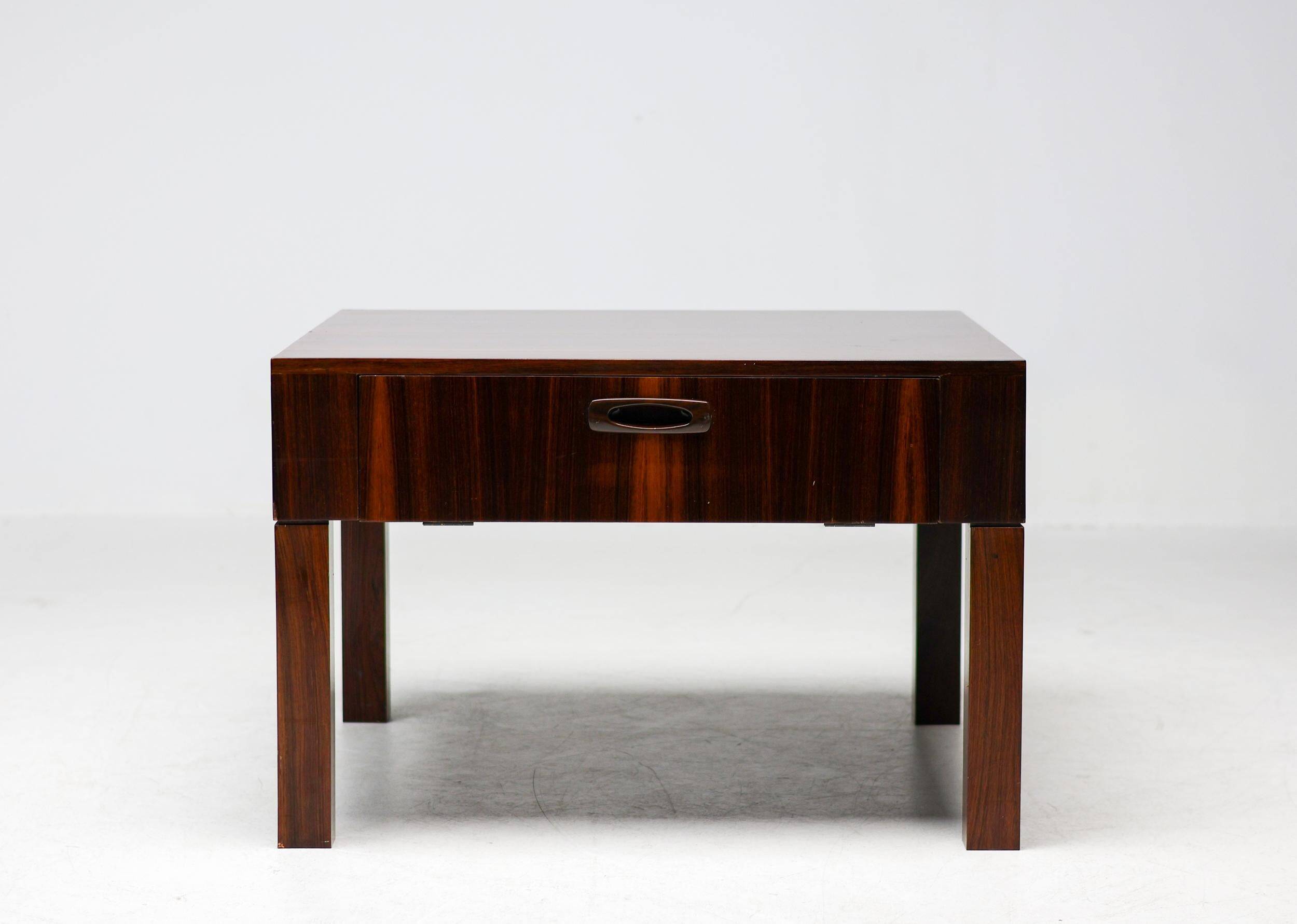 Ensemble de cinq tables d'appoint modernes en palissandre danois.