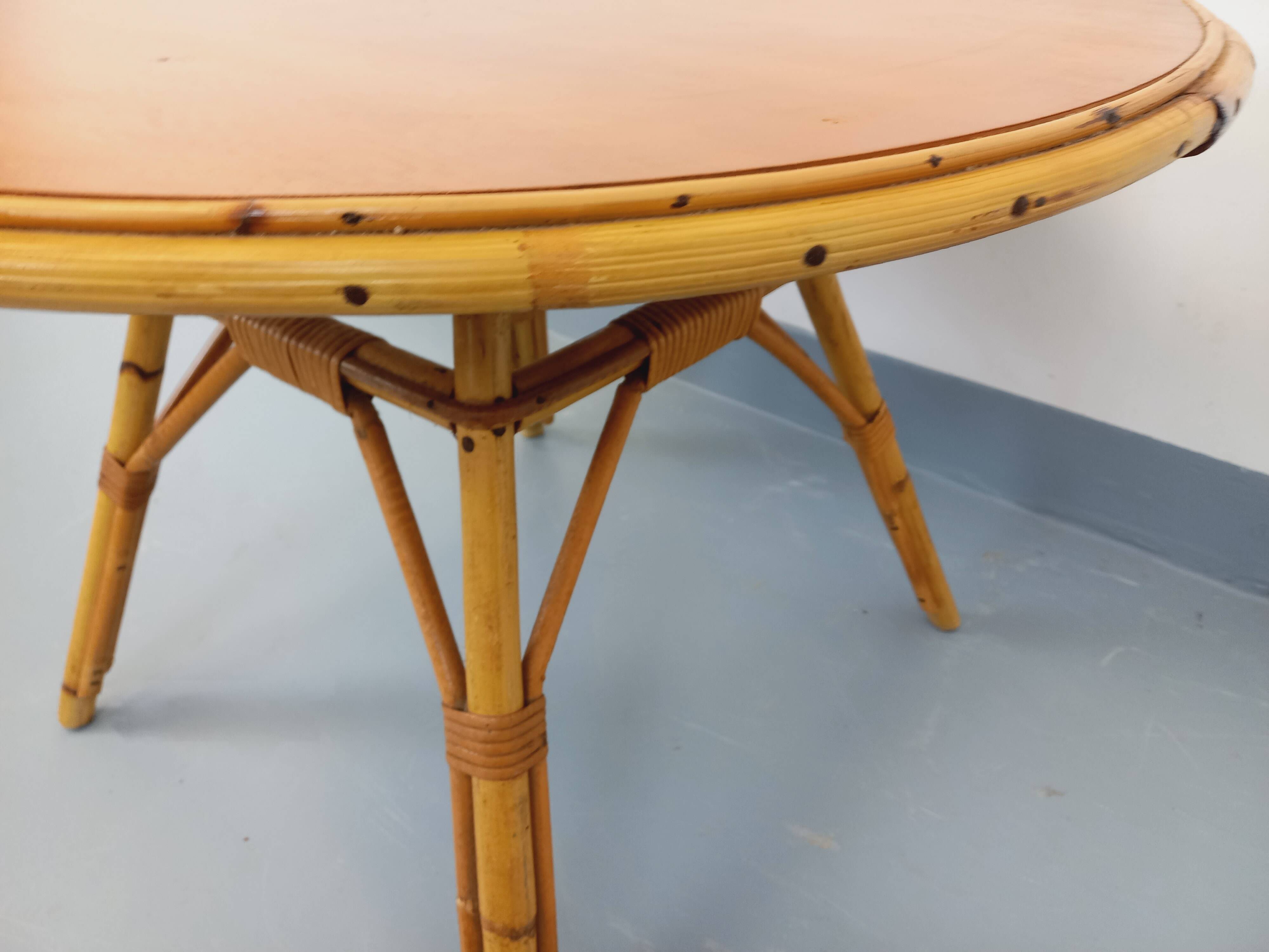 Round coffee table in vintage rattan and wood from the 1960s.