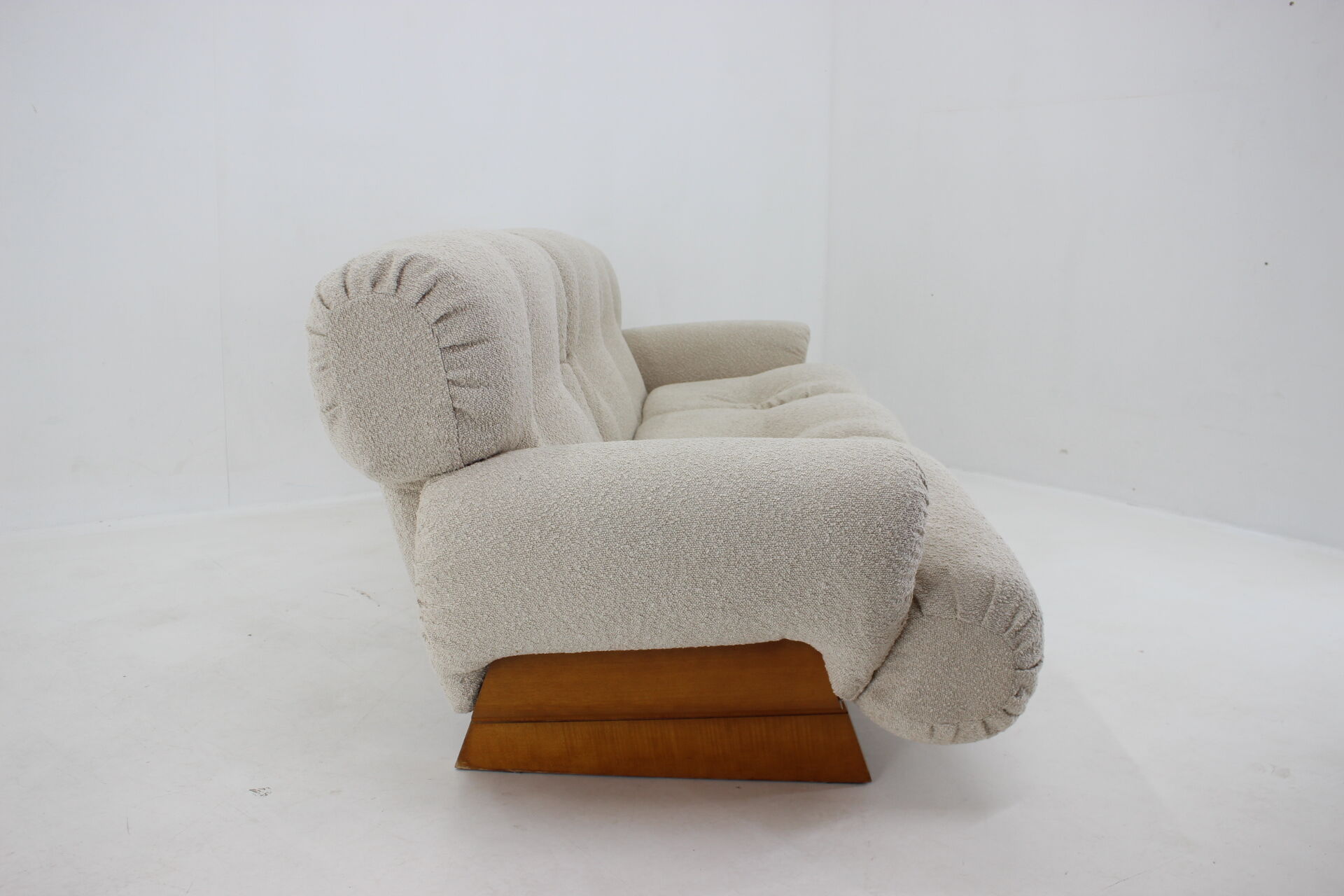 1970s Design Italian Sofa in Bouclé
