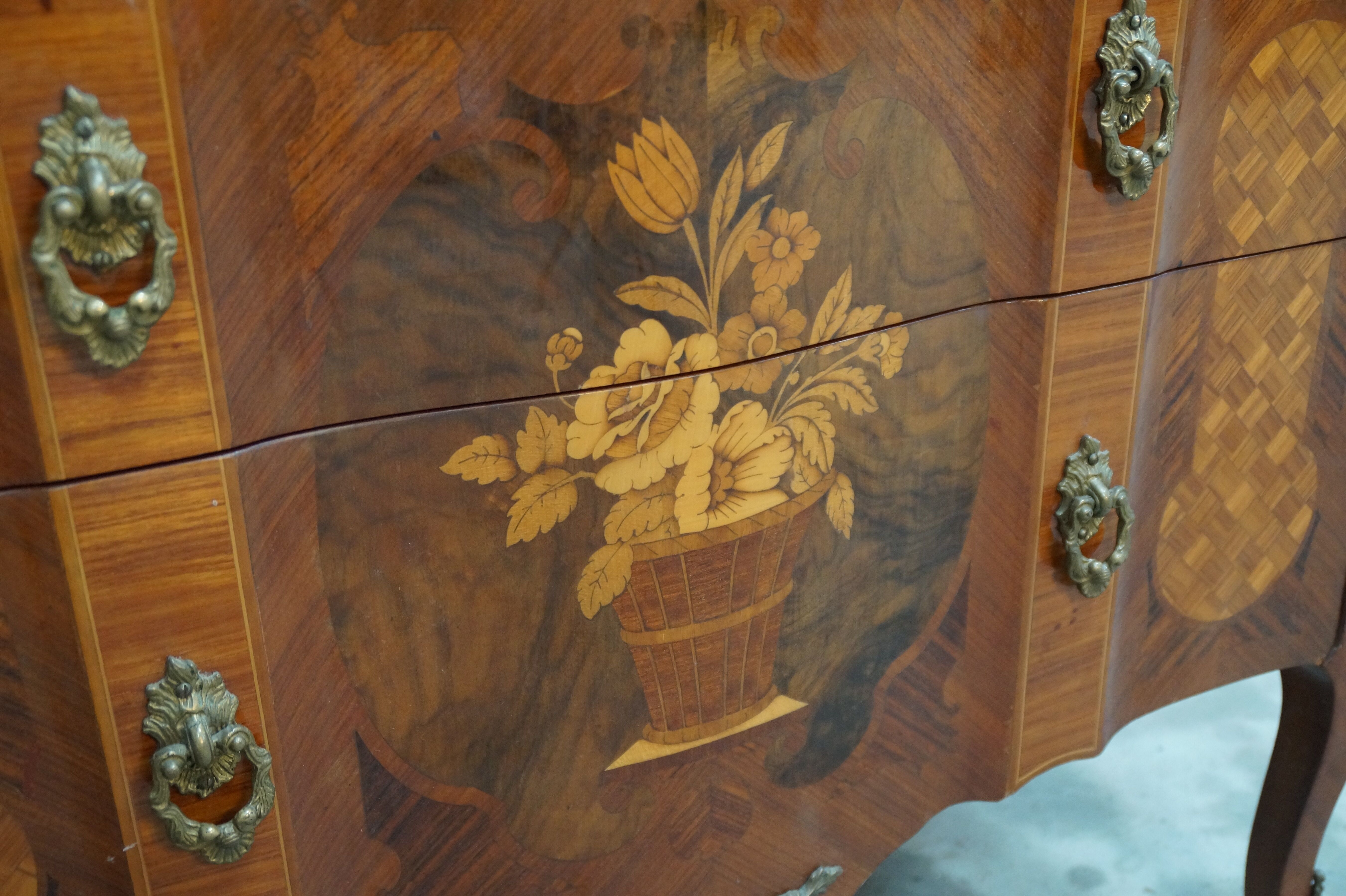 Commode marquetée