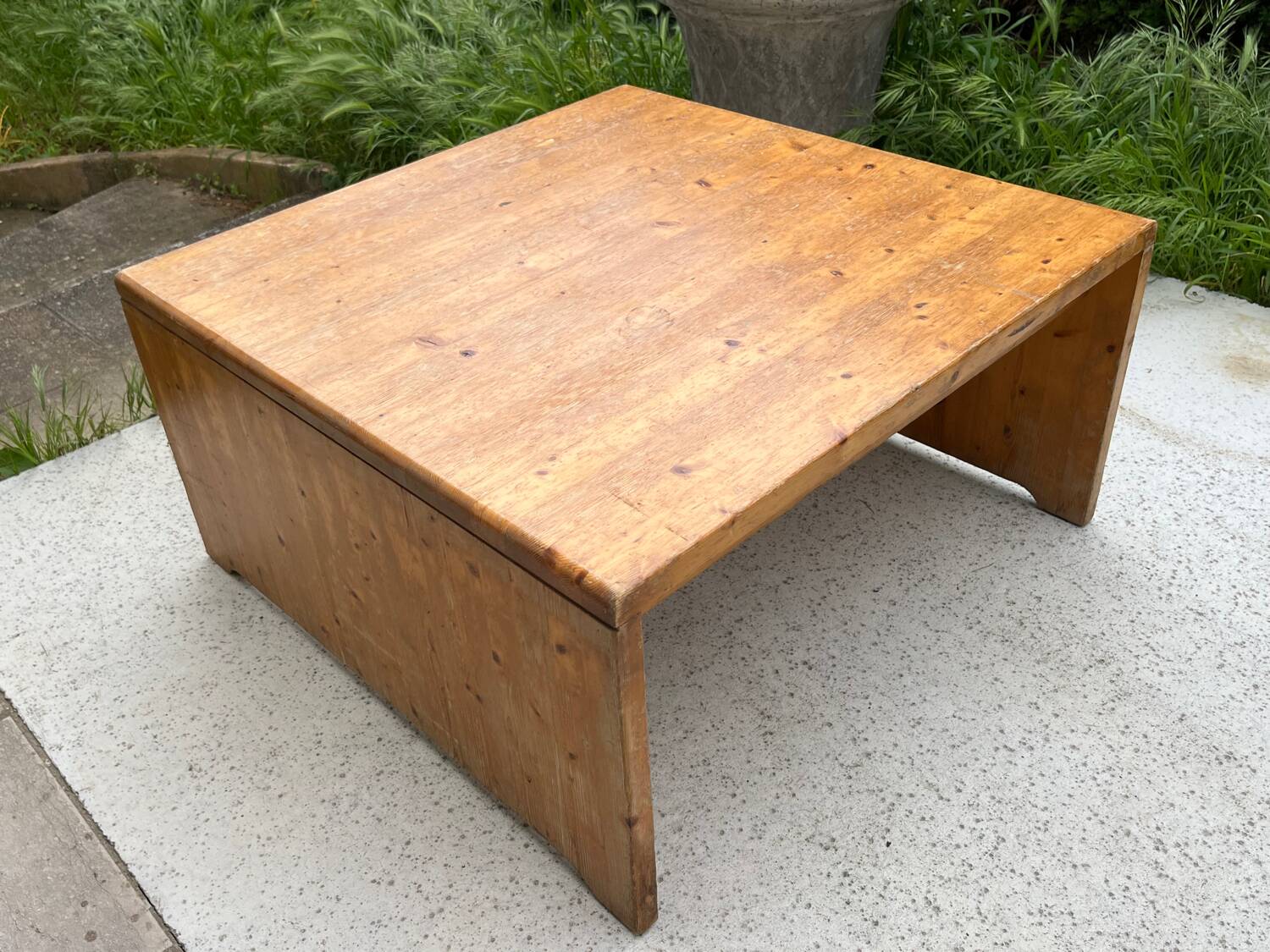 Coffee table and 4 stools set les arcs 1800 by Charlotte Perriand