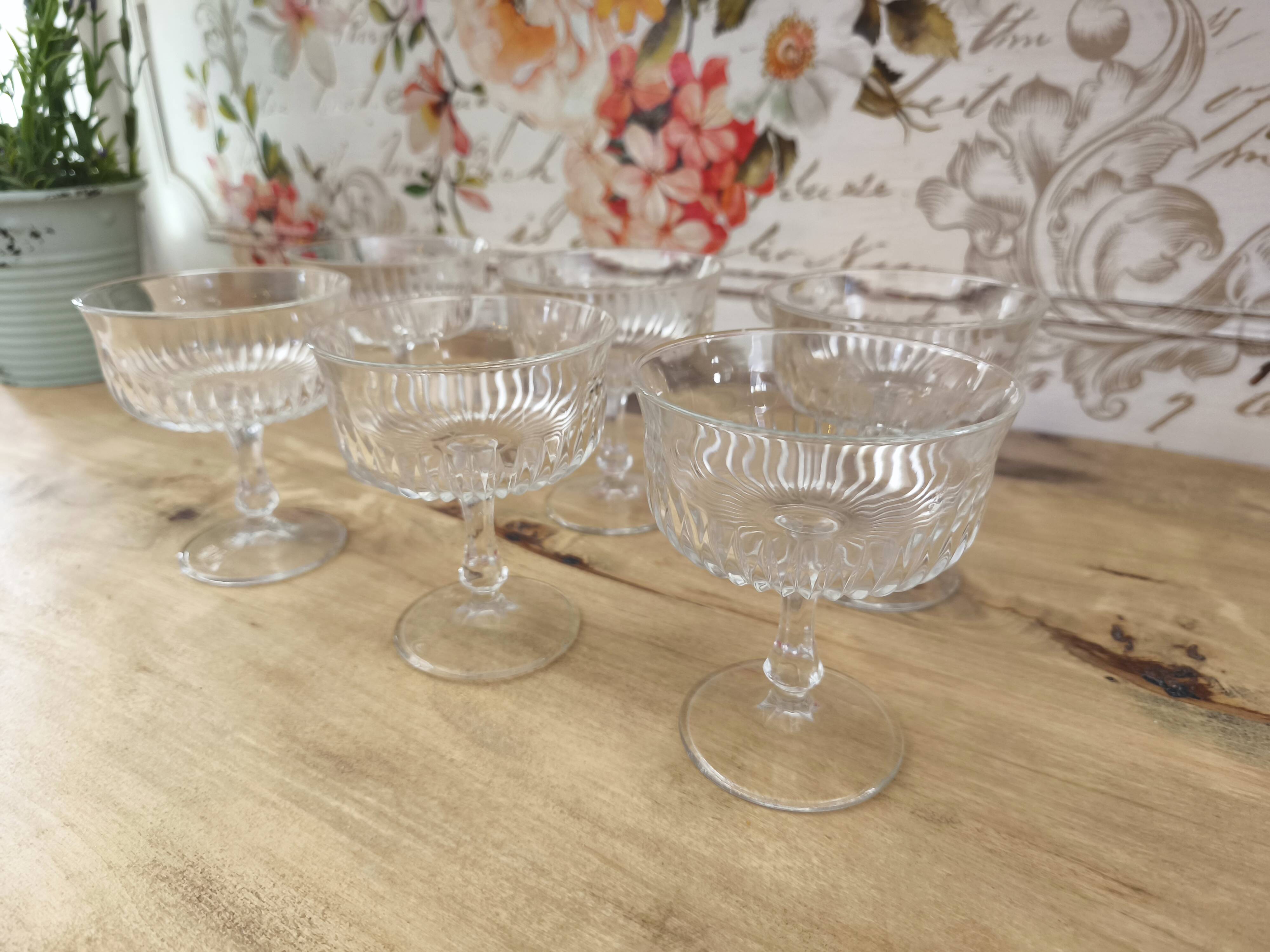 Set of 6 vintage champagne glasses in chiseled glass with flared drinking rim