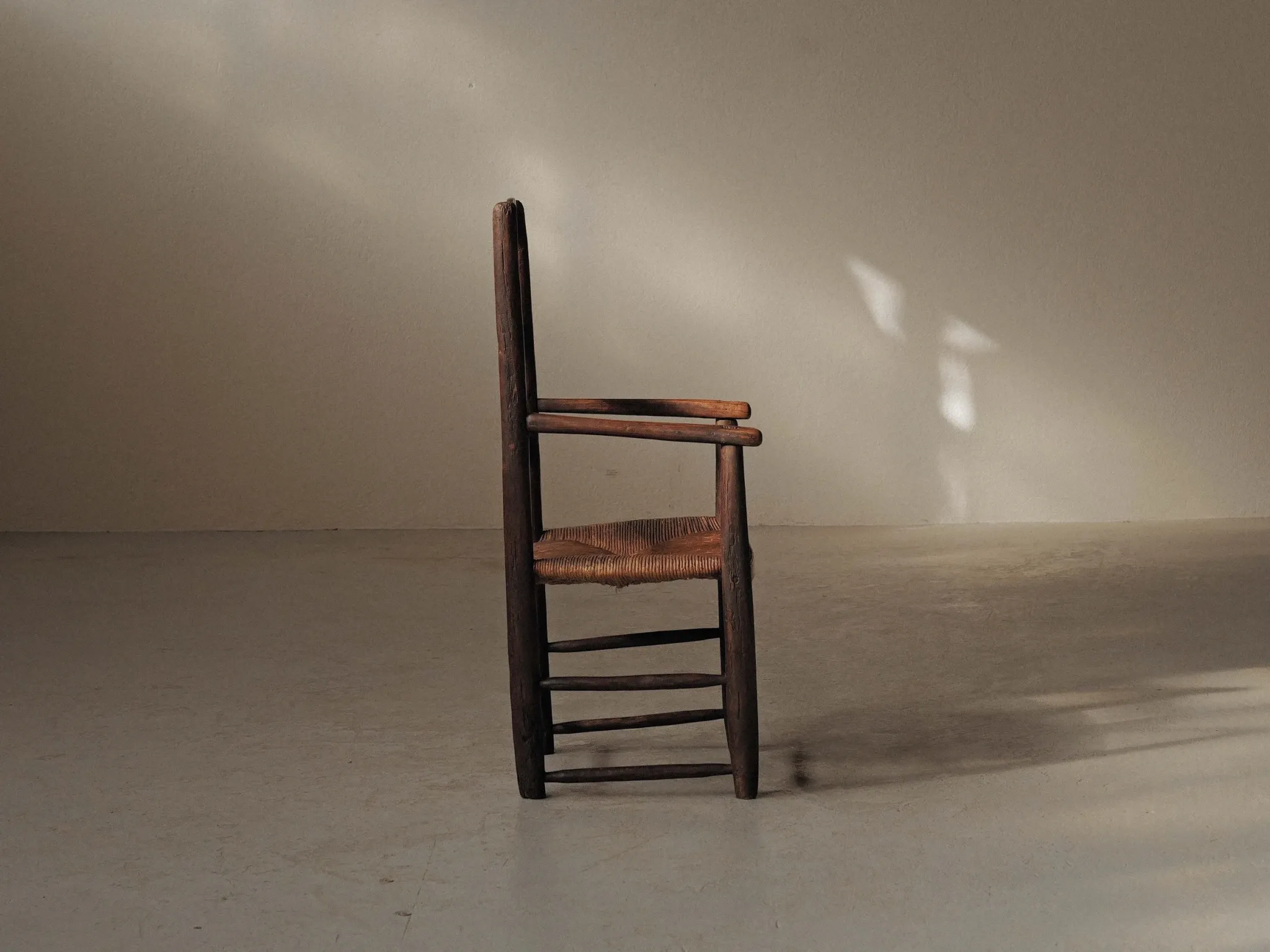 Fauteuil paysan en bois massif et paille, XIXᵉ siècle