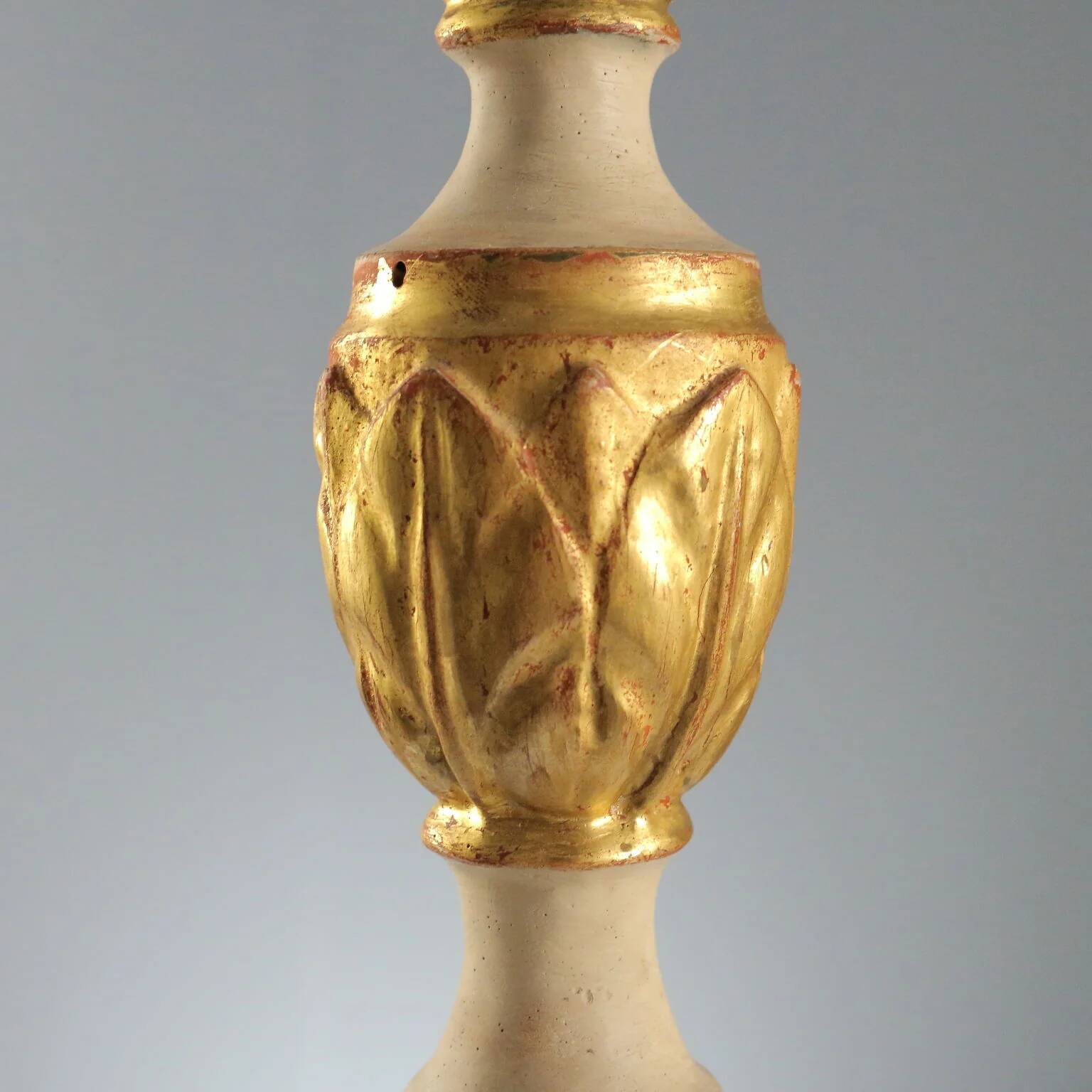 Candélabre ancien en bois sculpté et doré, Italie, XIXe siècle