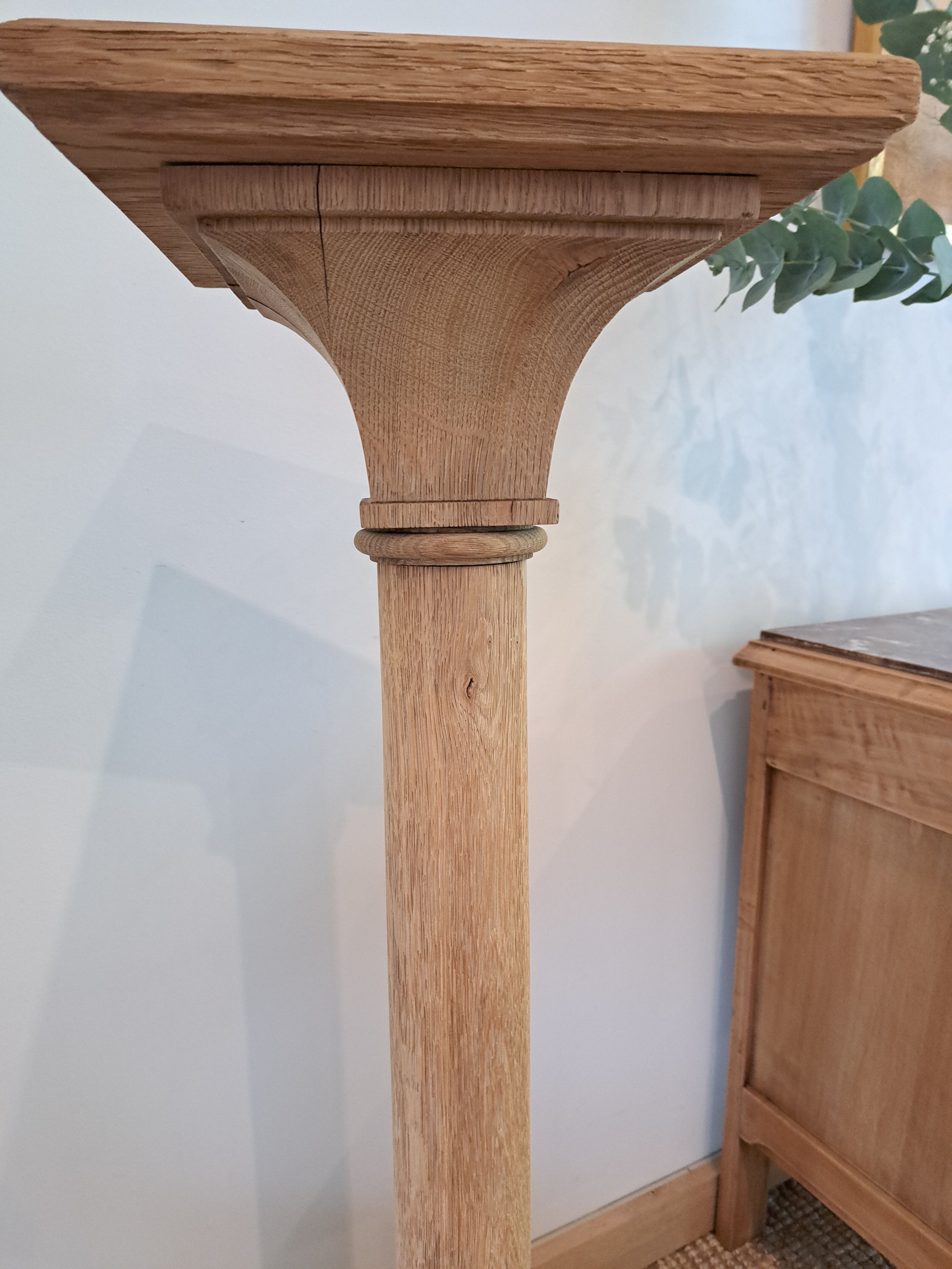 Light oak wood column