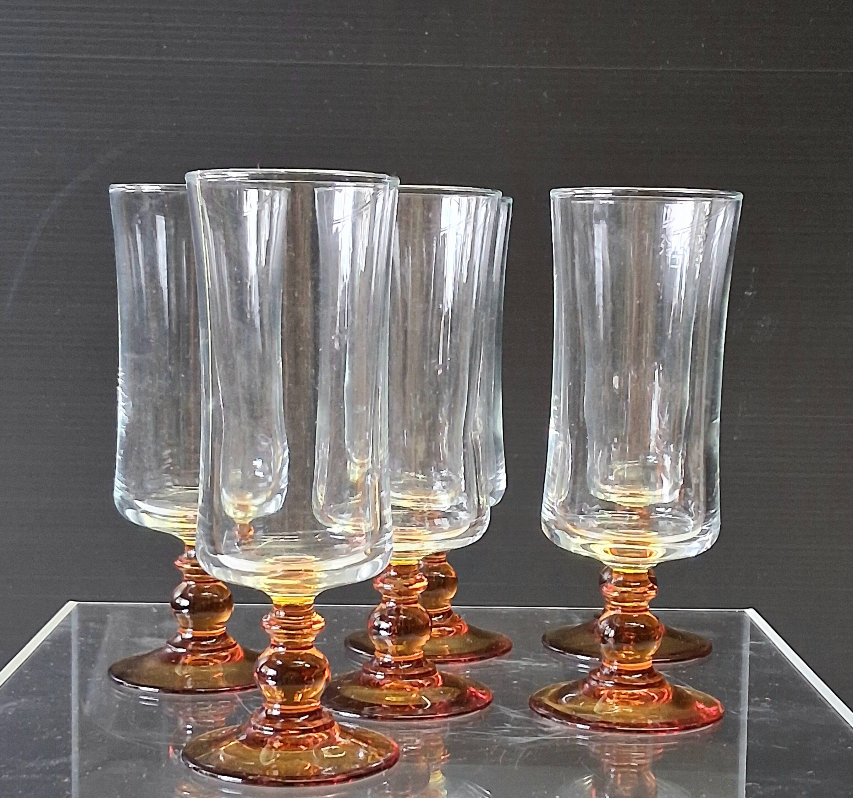 6 amber-footed champagne flutes in very good condition.