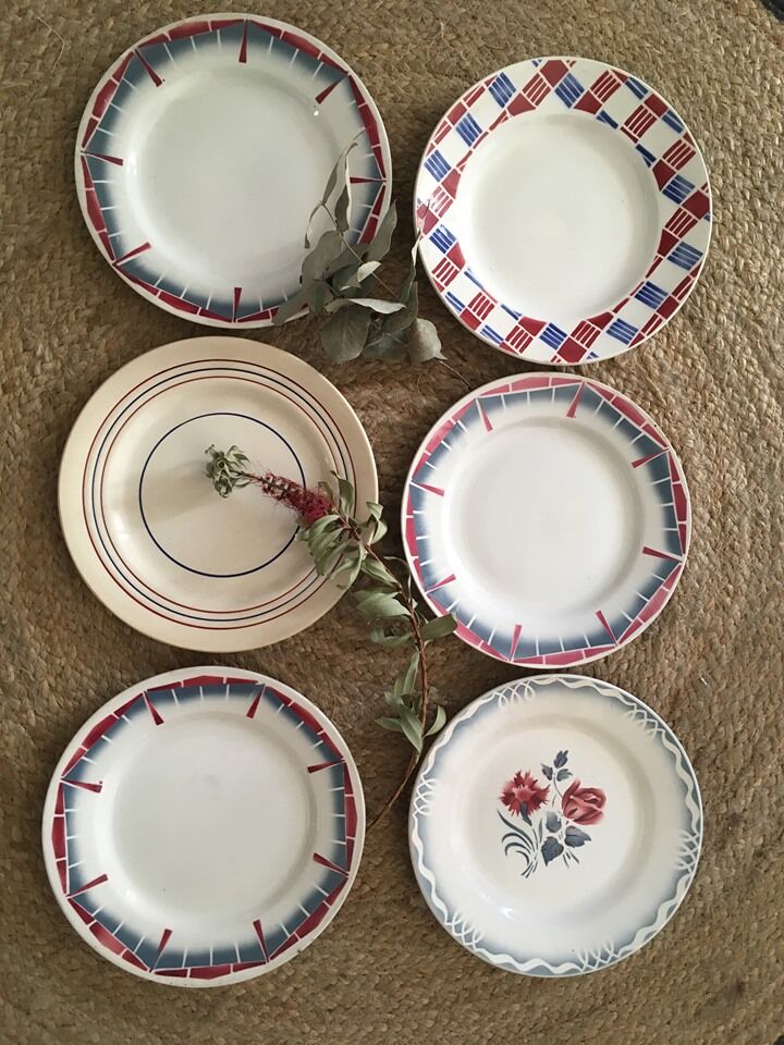 Matching flat plates in red and blue