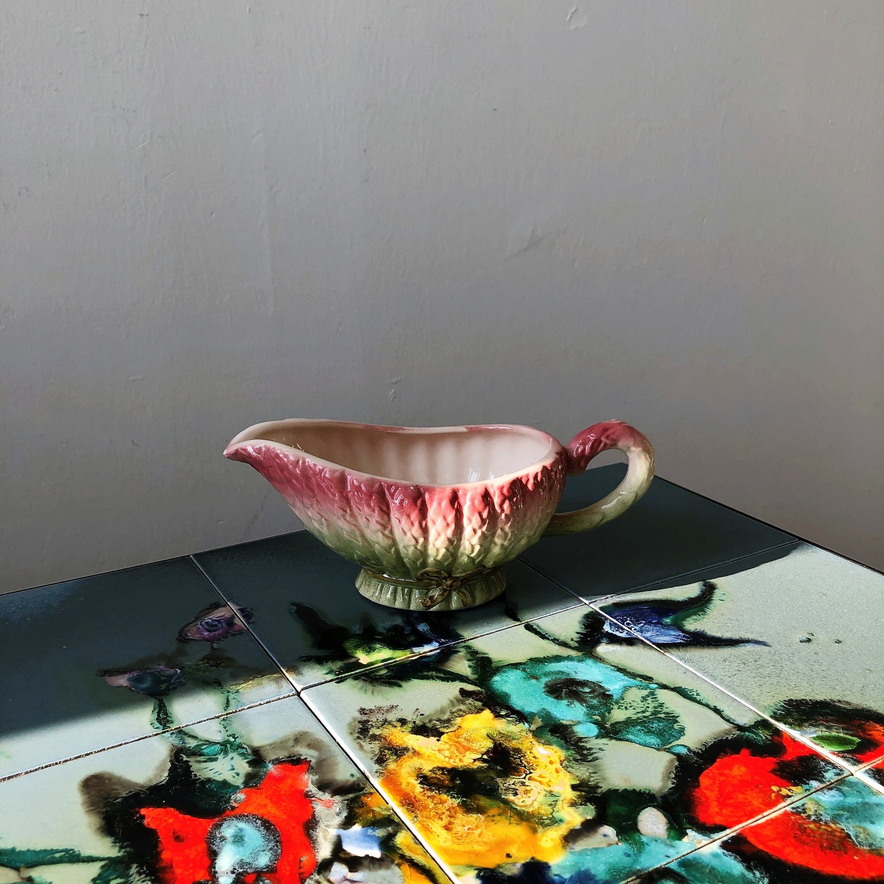 Saucière en barbotine avec un motif d'asperges dans les couleurs vieux rose et vert-blanc