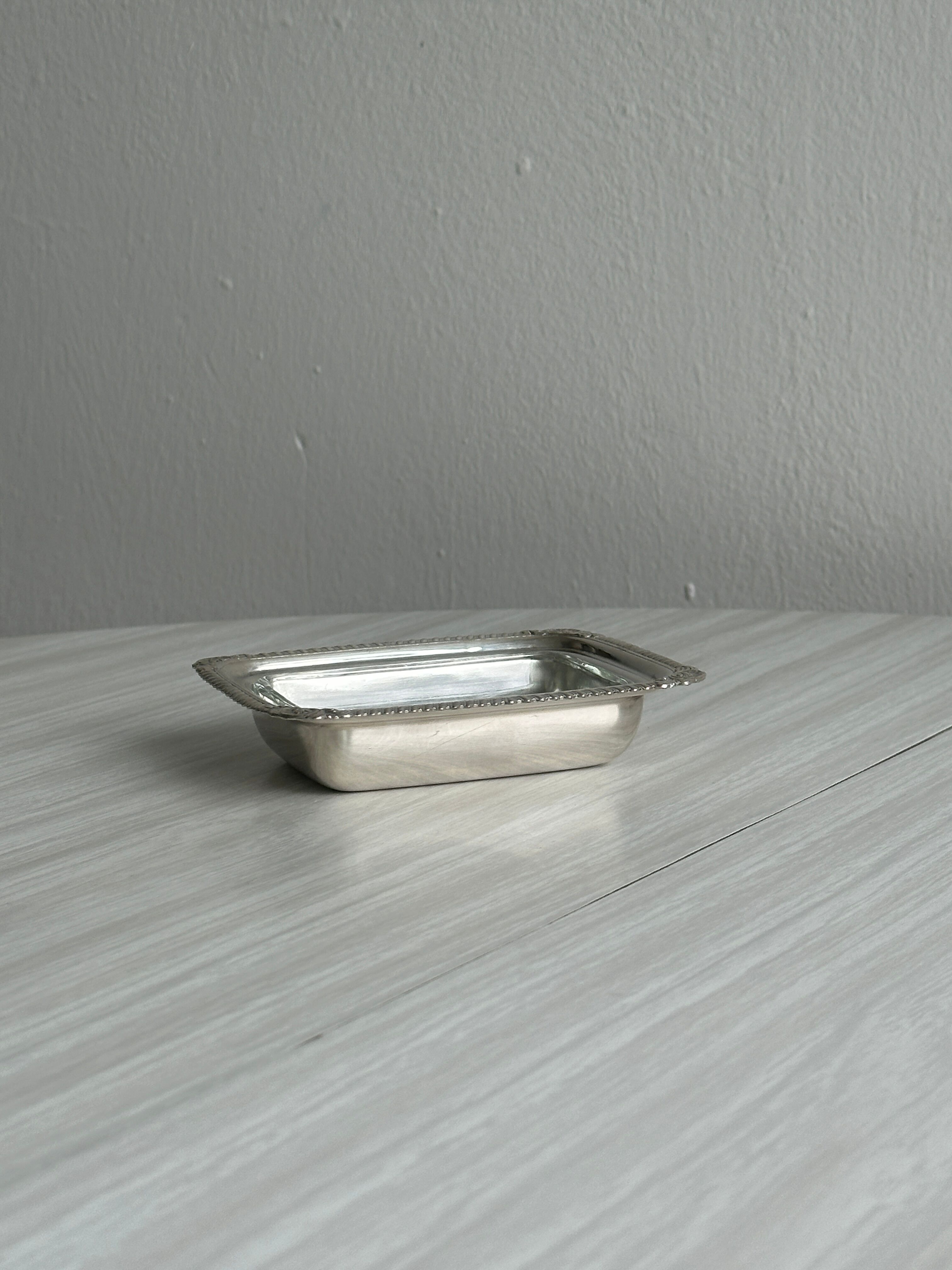 Beurrier en métal léger et verre taillé