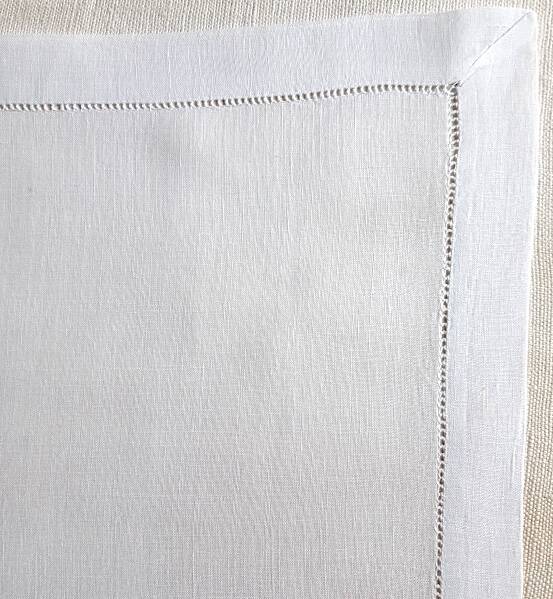 nappe ancienne en voile de lin brodée 135x135 cm