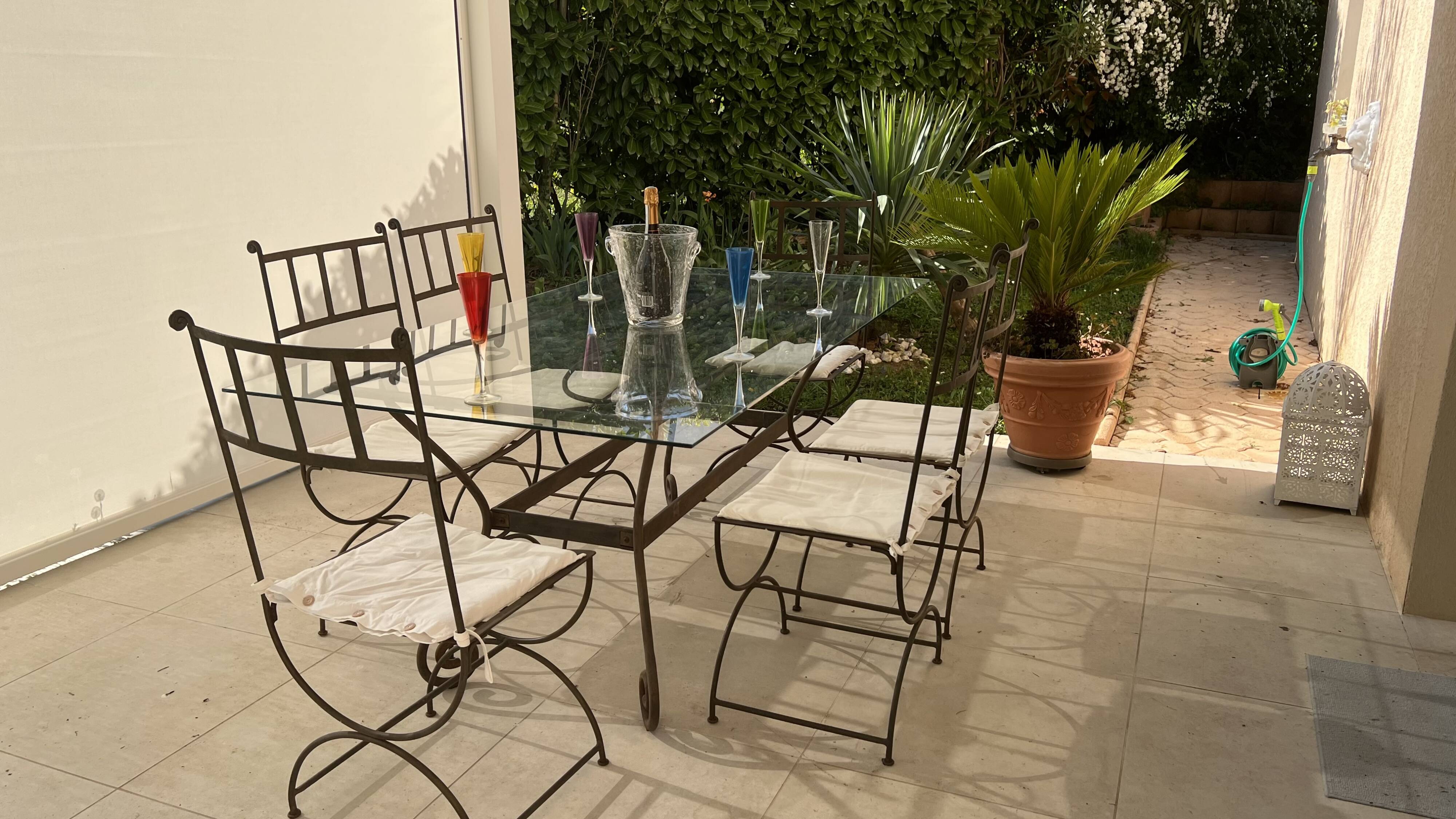 Table de terrasse plateau en verre + 6 chaises en fer forgé