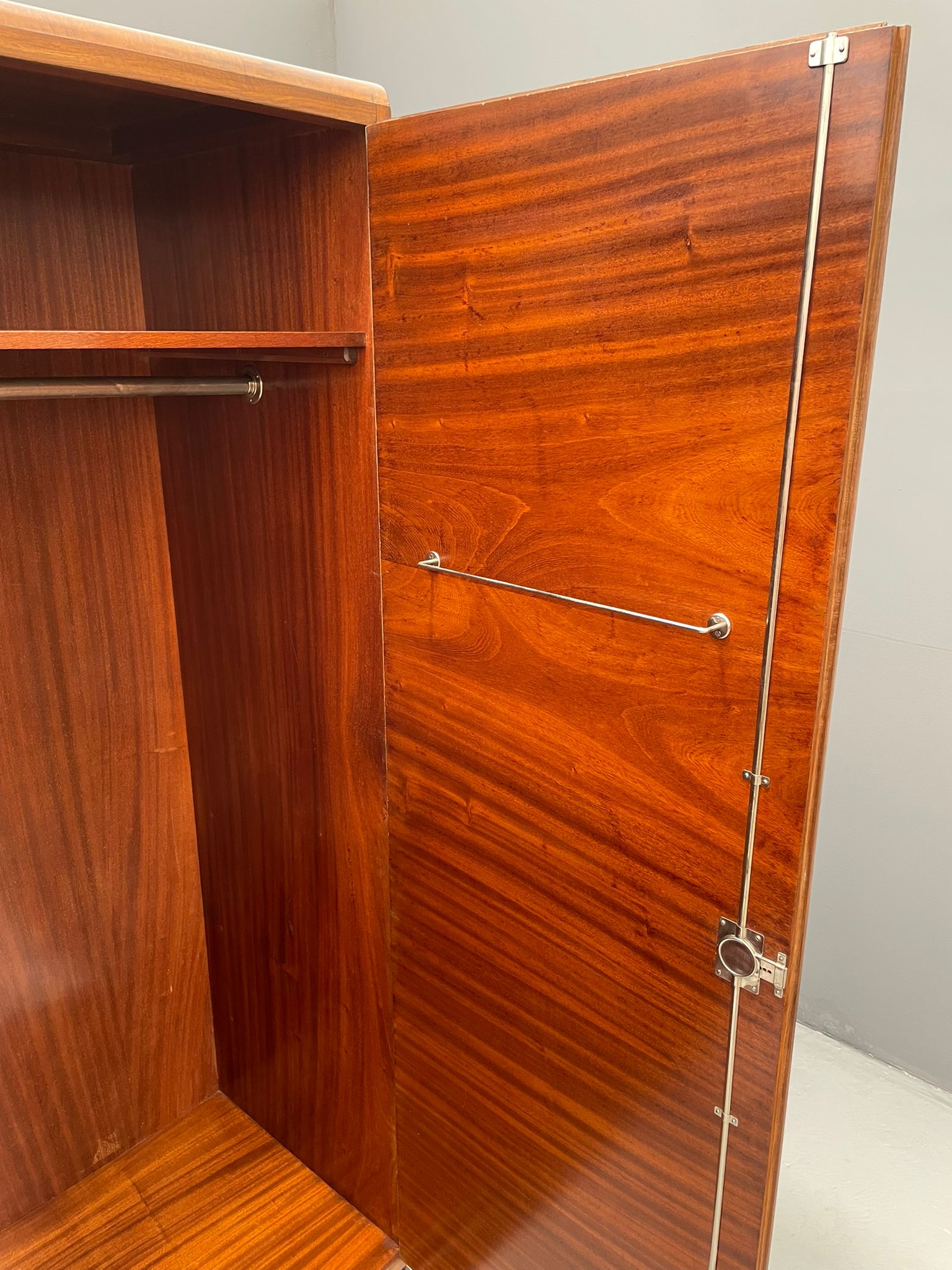 Armoire en placage de noyer restaurée d'influence Art Déco, années 1930