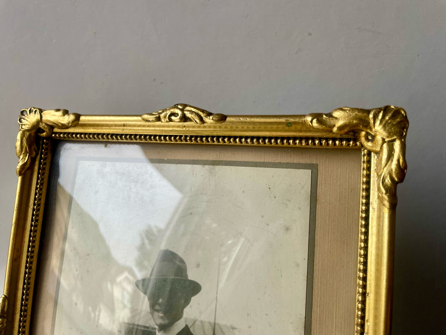 Antique  Frame gilded wood measurements 22 cm x 17  cm Convex Glass