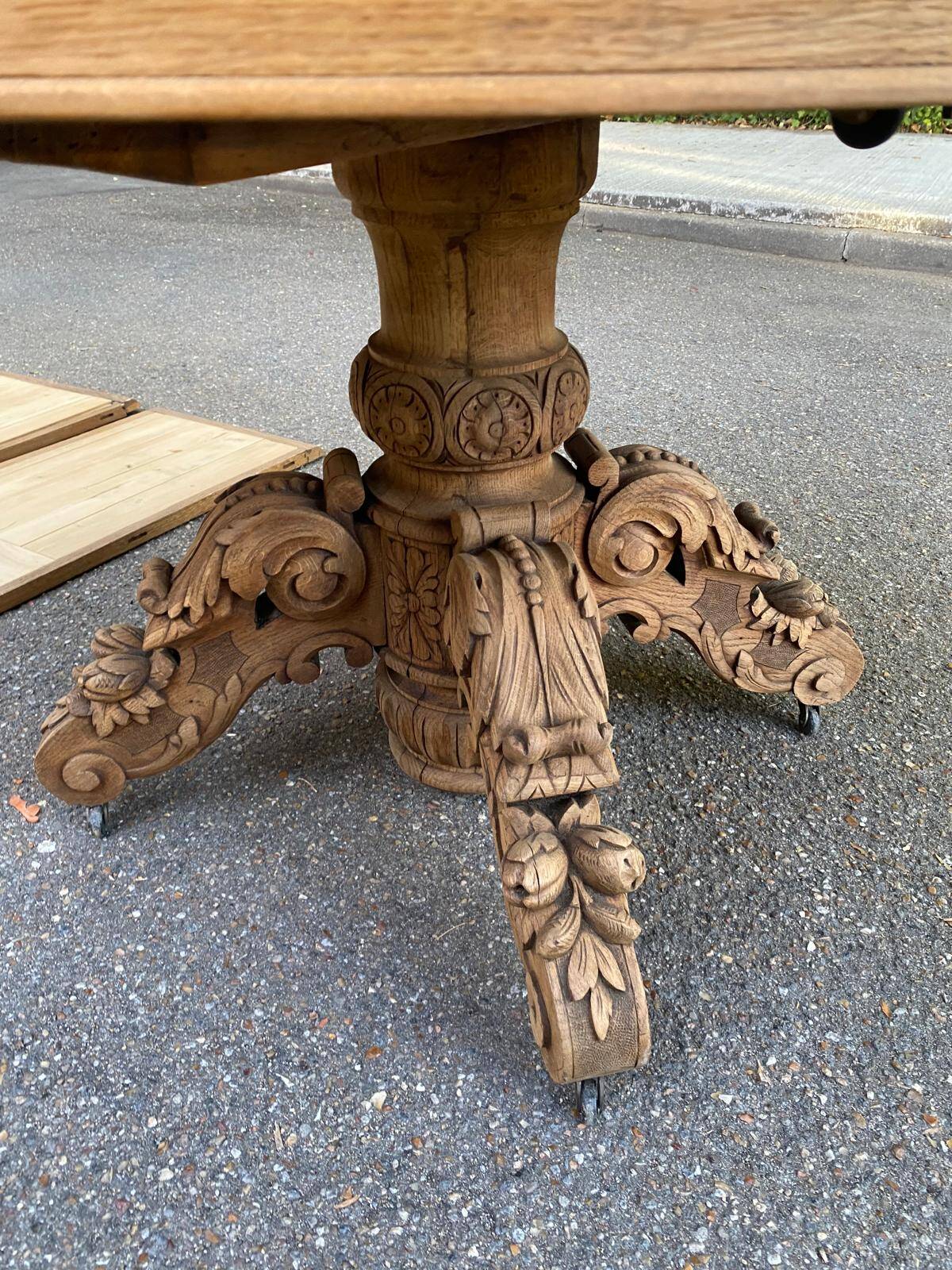 Round extendable dining table Napoleon III renovated in 19th-century oak.