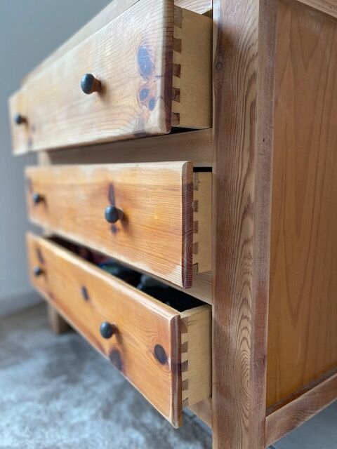 Wooden chest of drawers