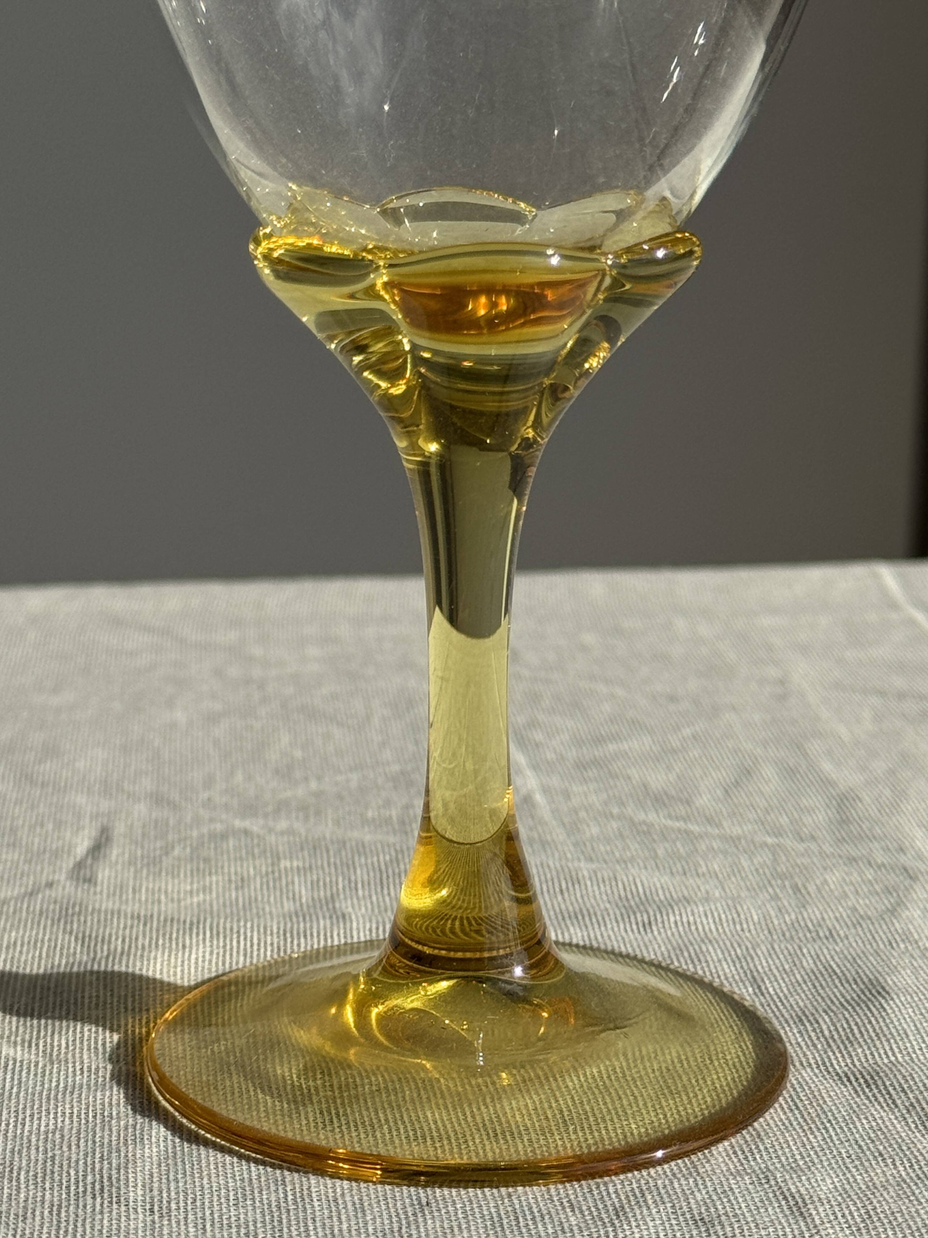 Set of 6 vintage yellow stemmed glasses: consisting of 4 large and 2 small.