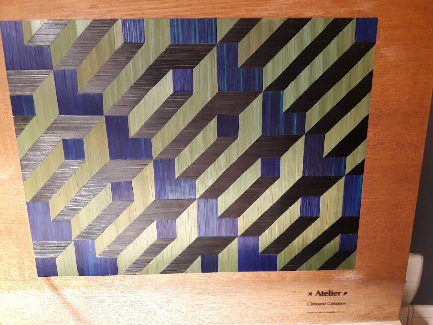 Plancha with tray made of straw marquetry