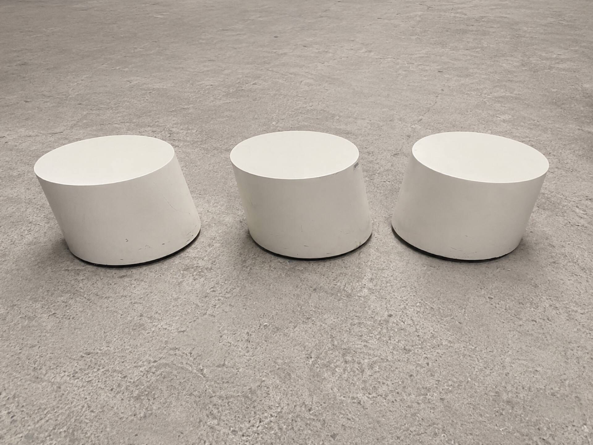Modules / poufs design blancs inclinés – lot de 3