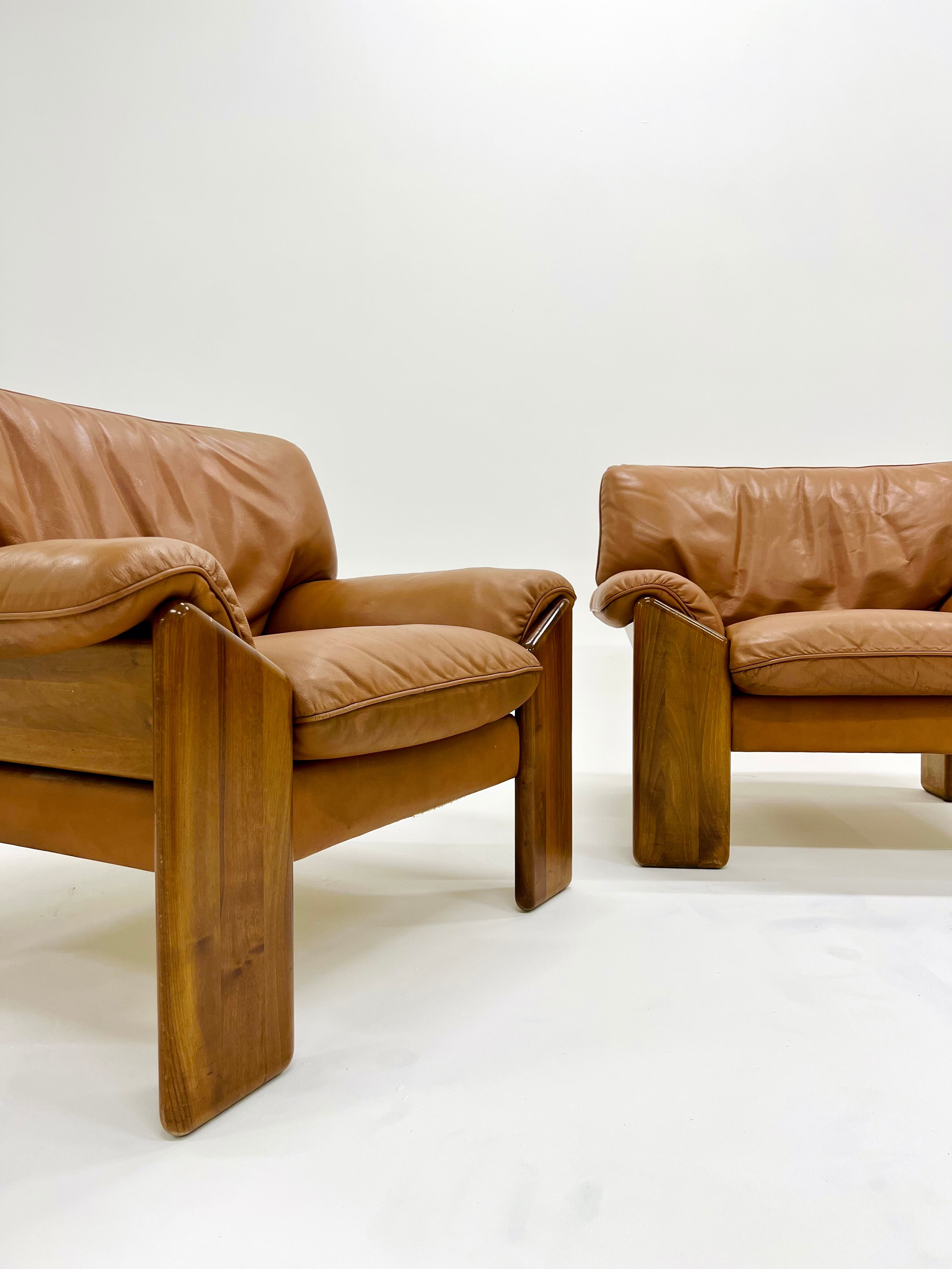 Pair of leather armchairs by Sapporo for Mobil Girgi, italy 1970s