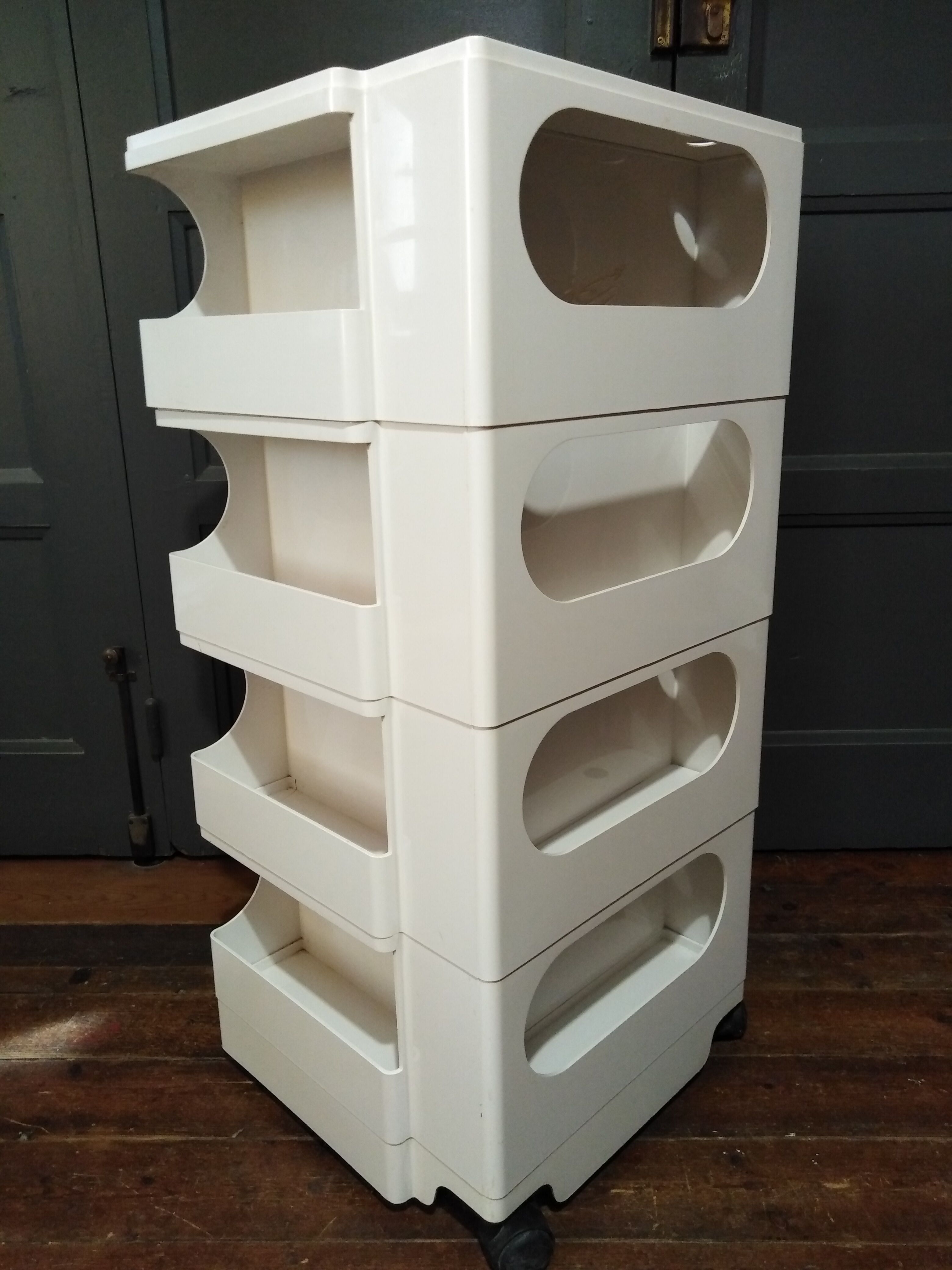 Joe Colombo - serves Boby Trolley