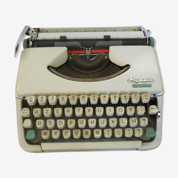 Machine à écrire Olympia 66 avec housse