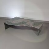Table basse en granit de forme libre, façade ondulée graduée. Hollande '70