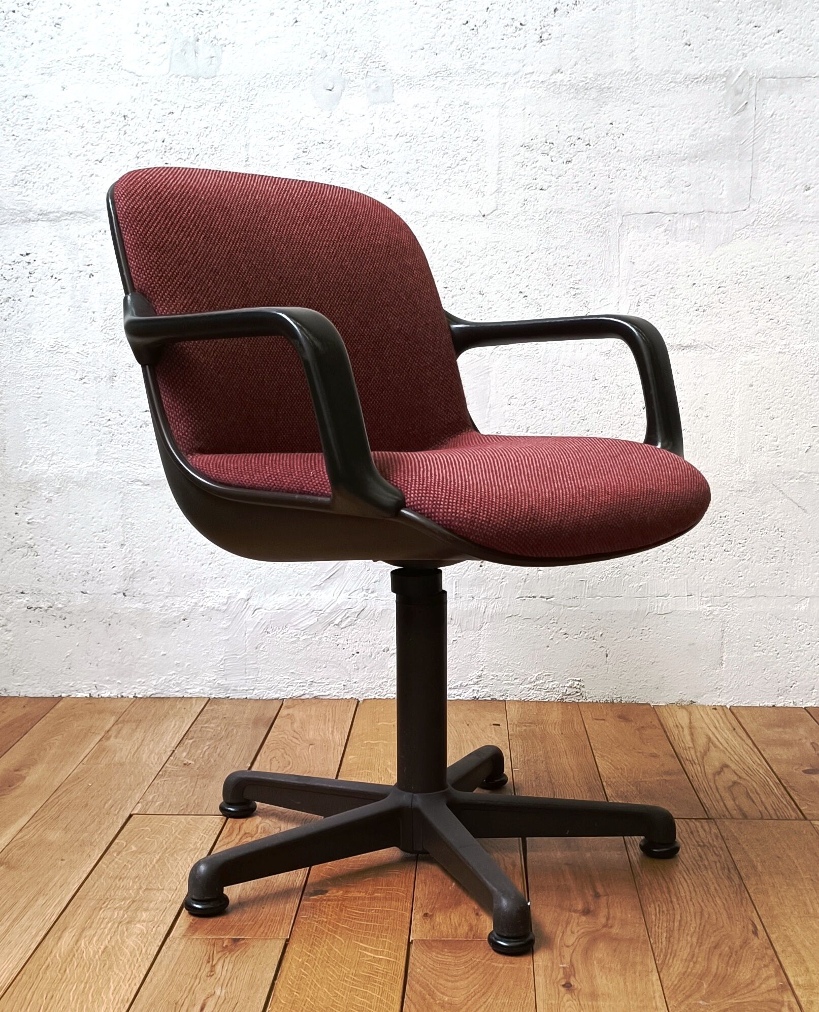 Comforto Armchair, International Furniture