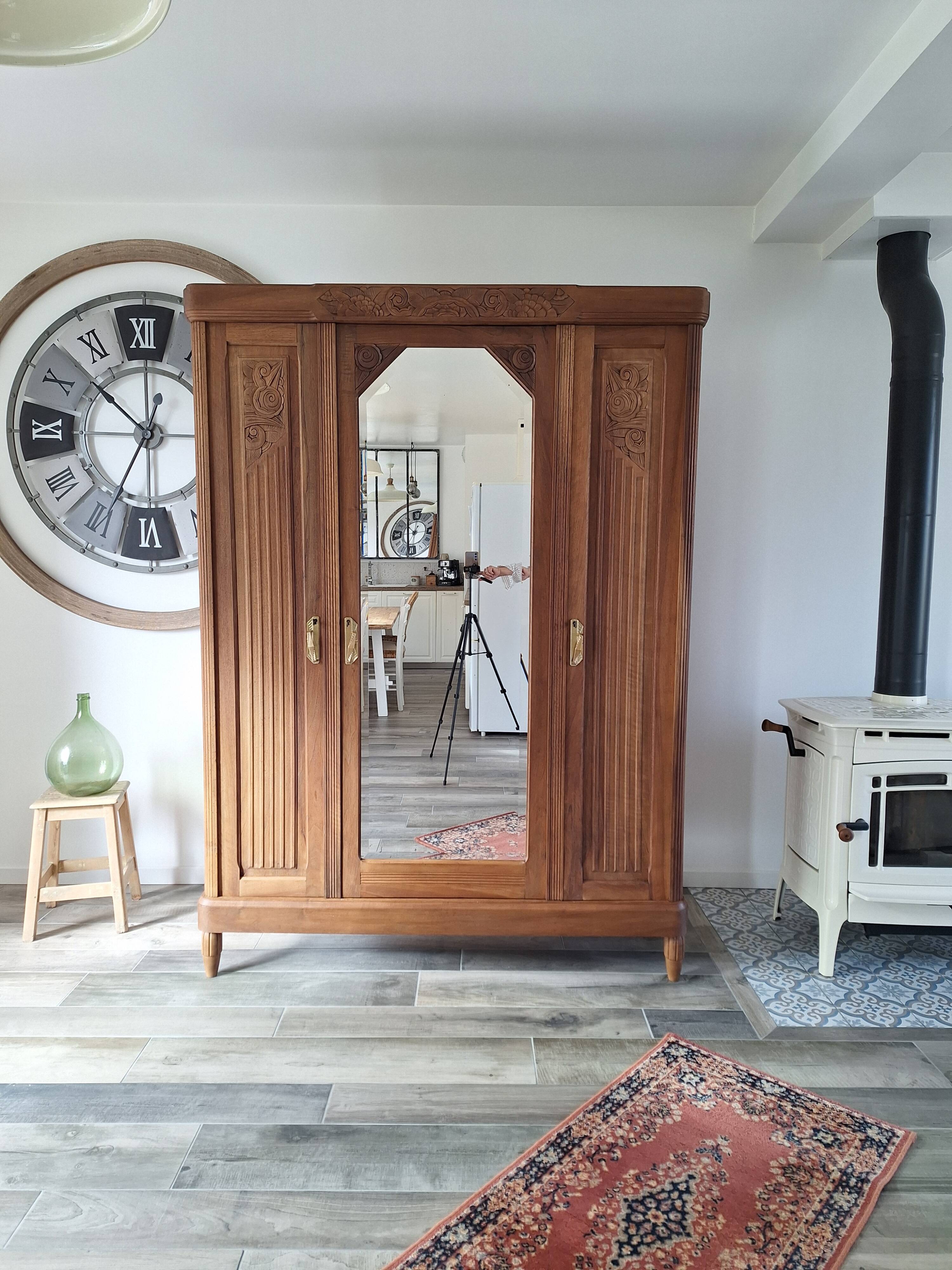 Armoire Art déco en noyer massif sculpté, 1930