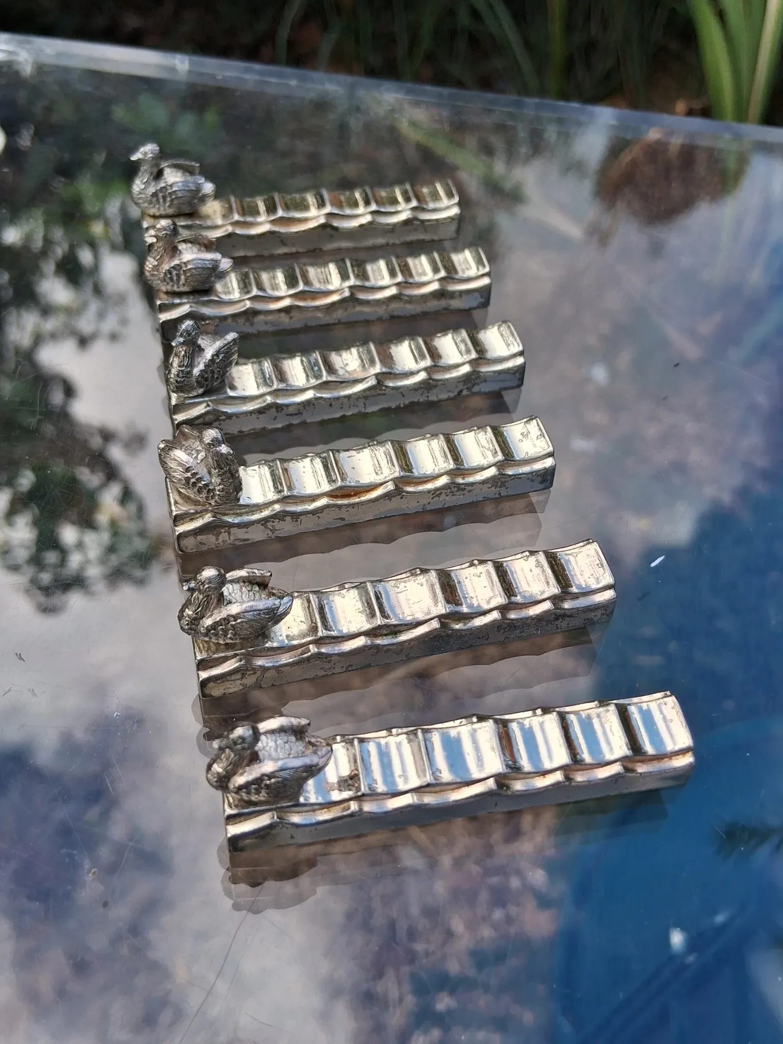 6 animal-shaped metal knife rests in very good condition.