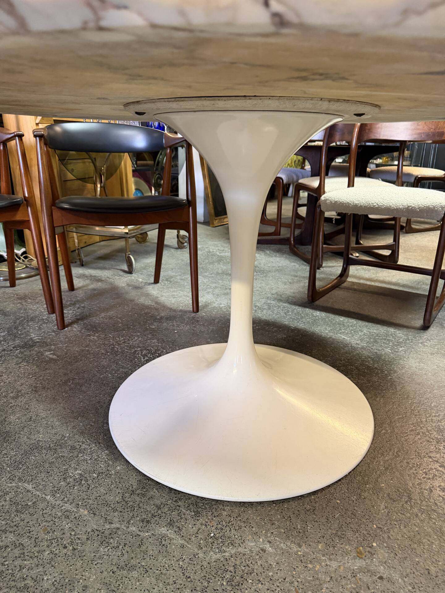 Table knoll eero saarinen modèle tulipe en marbre 137 cm