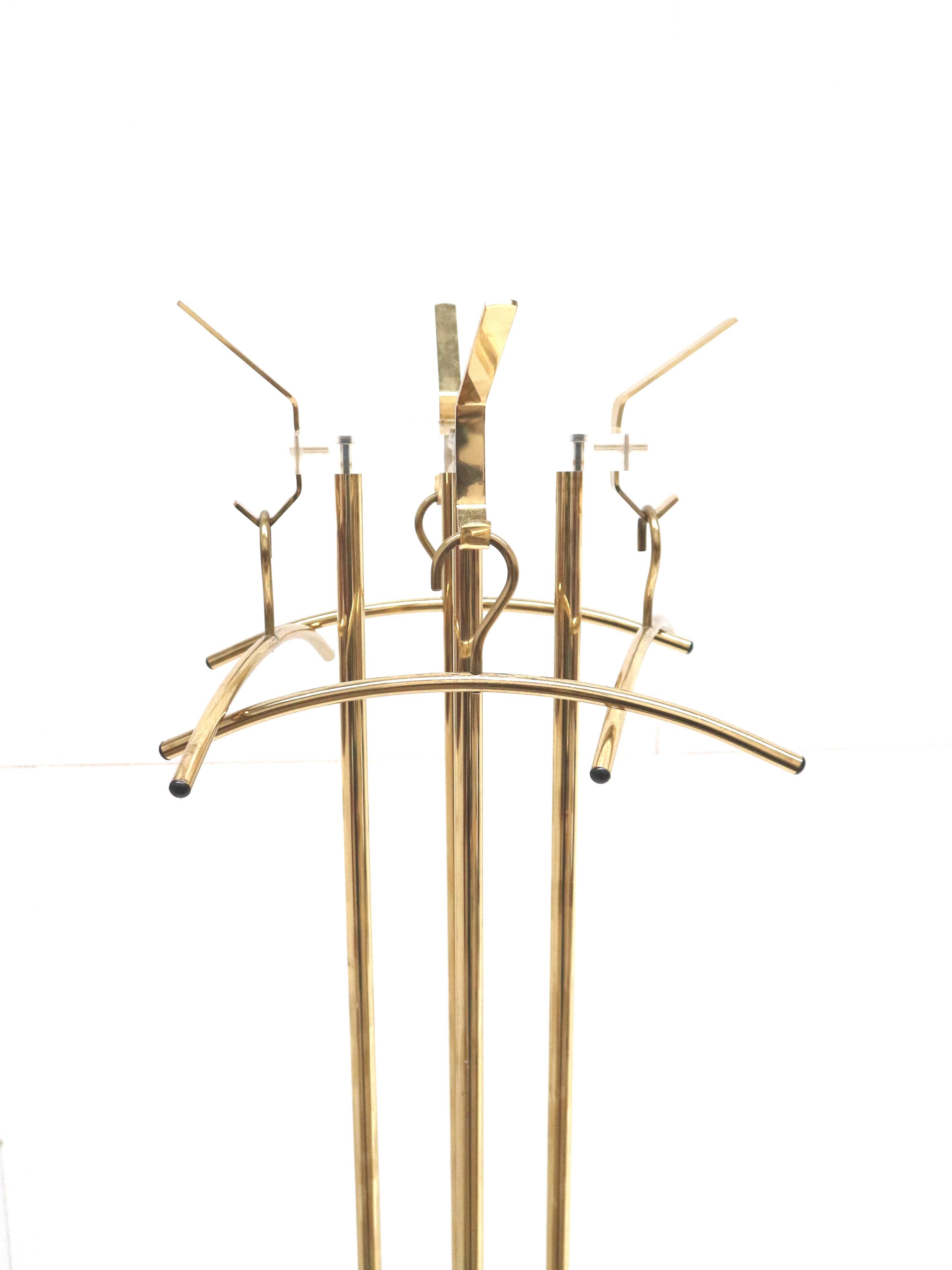 Porte-manteau vintage sur pied Hollywood Regency en plexiglas et métal datant des années 1970