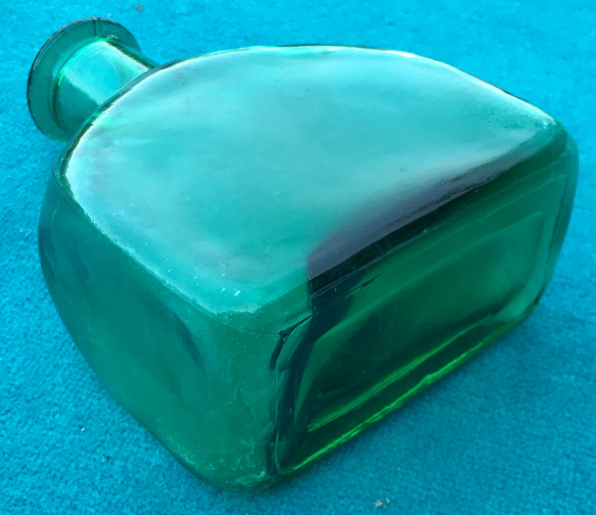 Flacon en verre moulé
