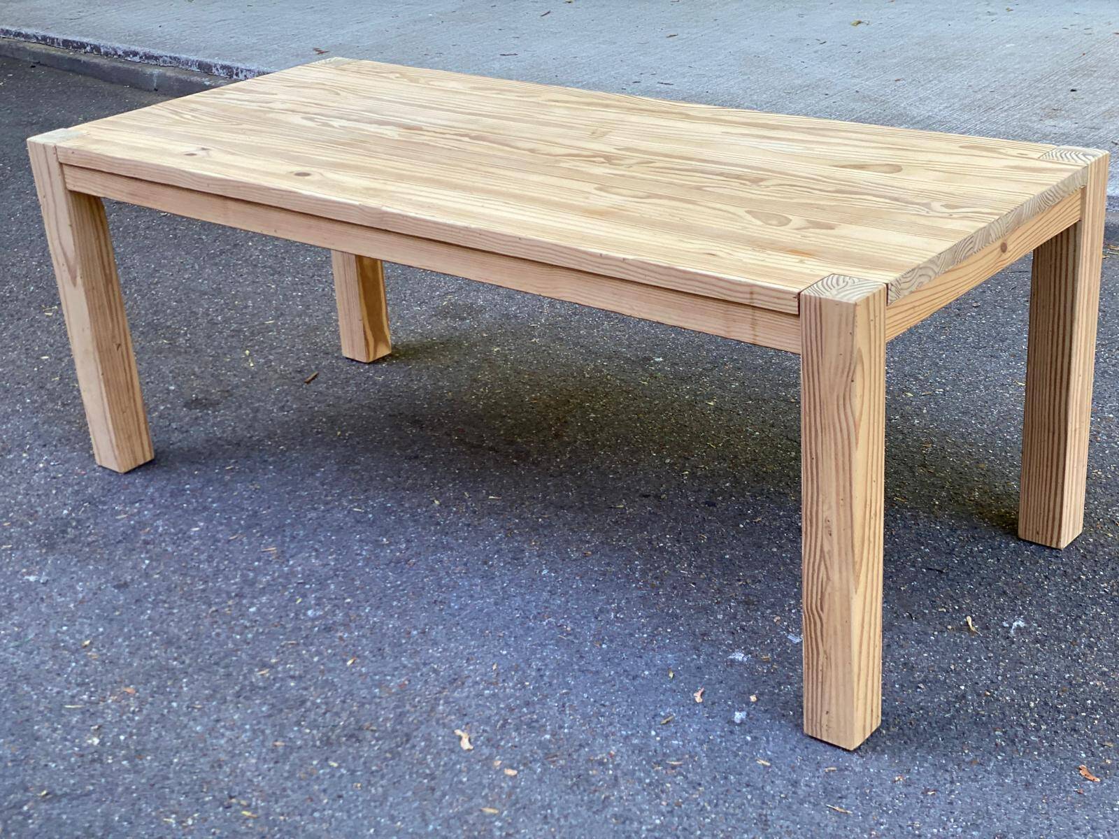 Table à manger rénovée en pin massif style scandinave brutaliste des années
