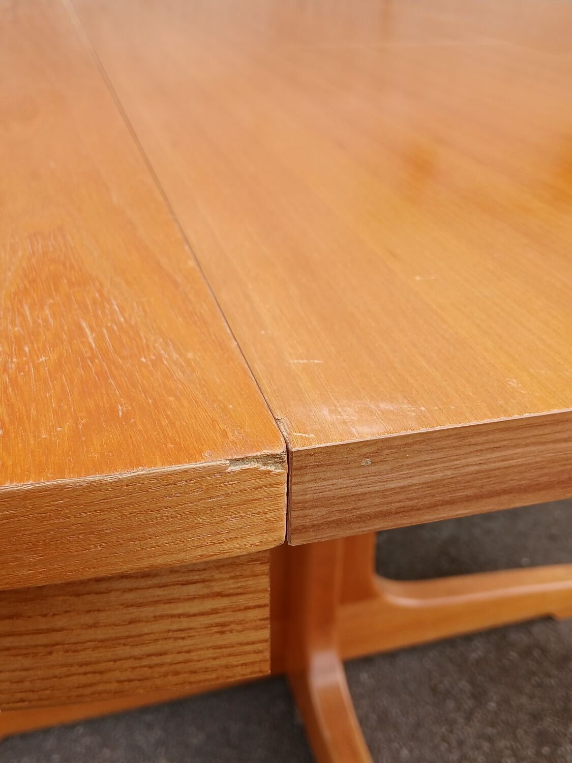 Extendable round table in elm