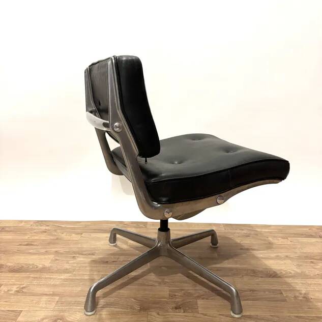 Intermediate Eames chair from the 70s in leather.