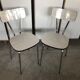 2 chaises en Formica blanc-gris des années 70