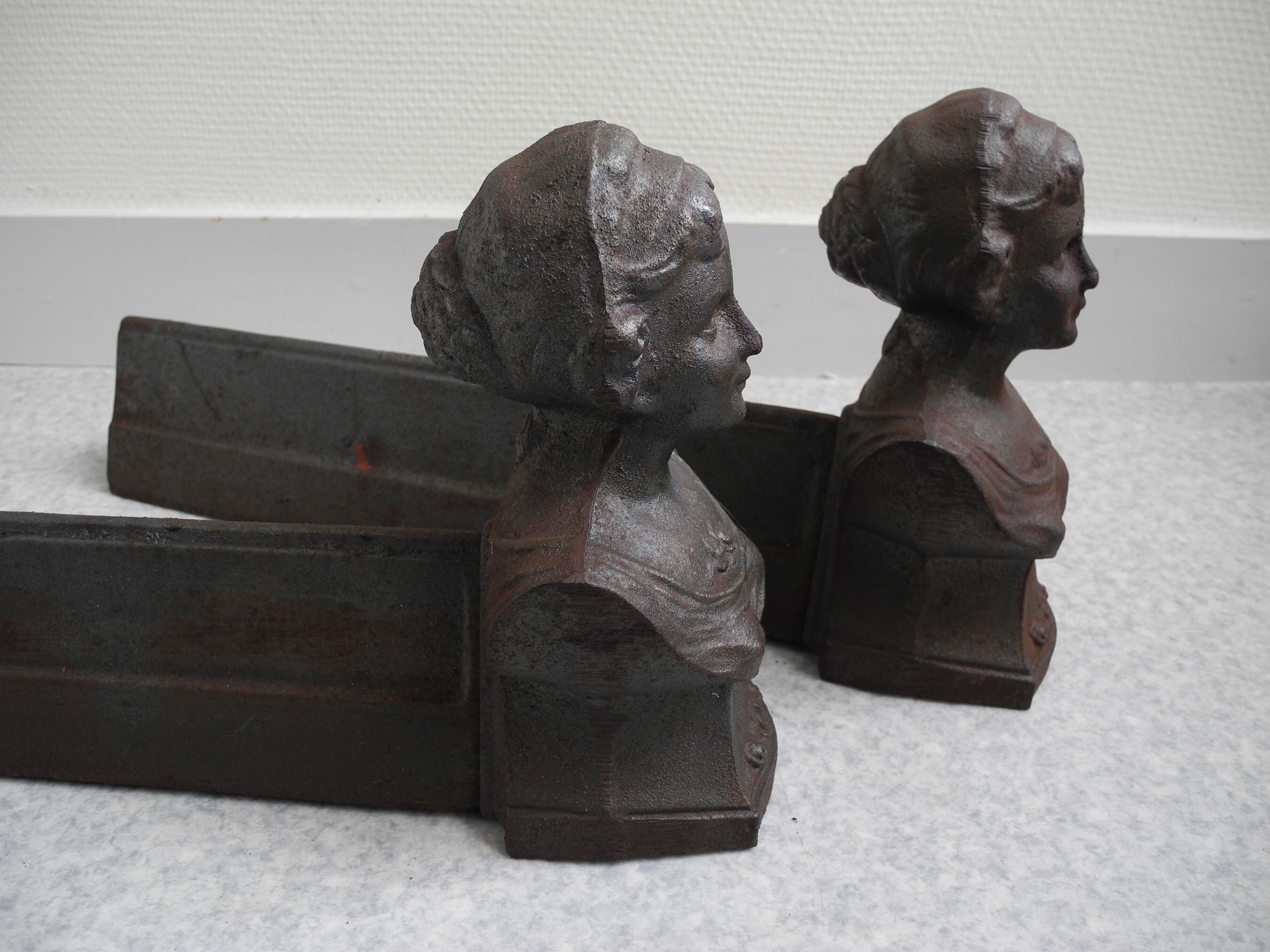 Paire chenets anciens fonte "roses de mai" cheminée antique andirons