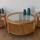 3 tables rondes avec plateaux en verre