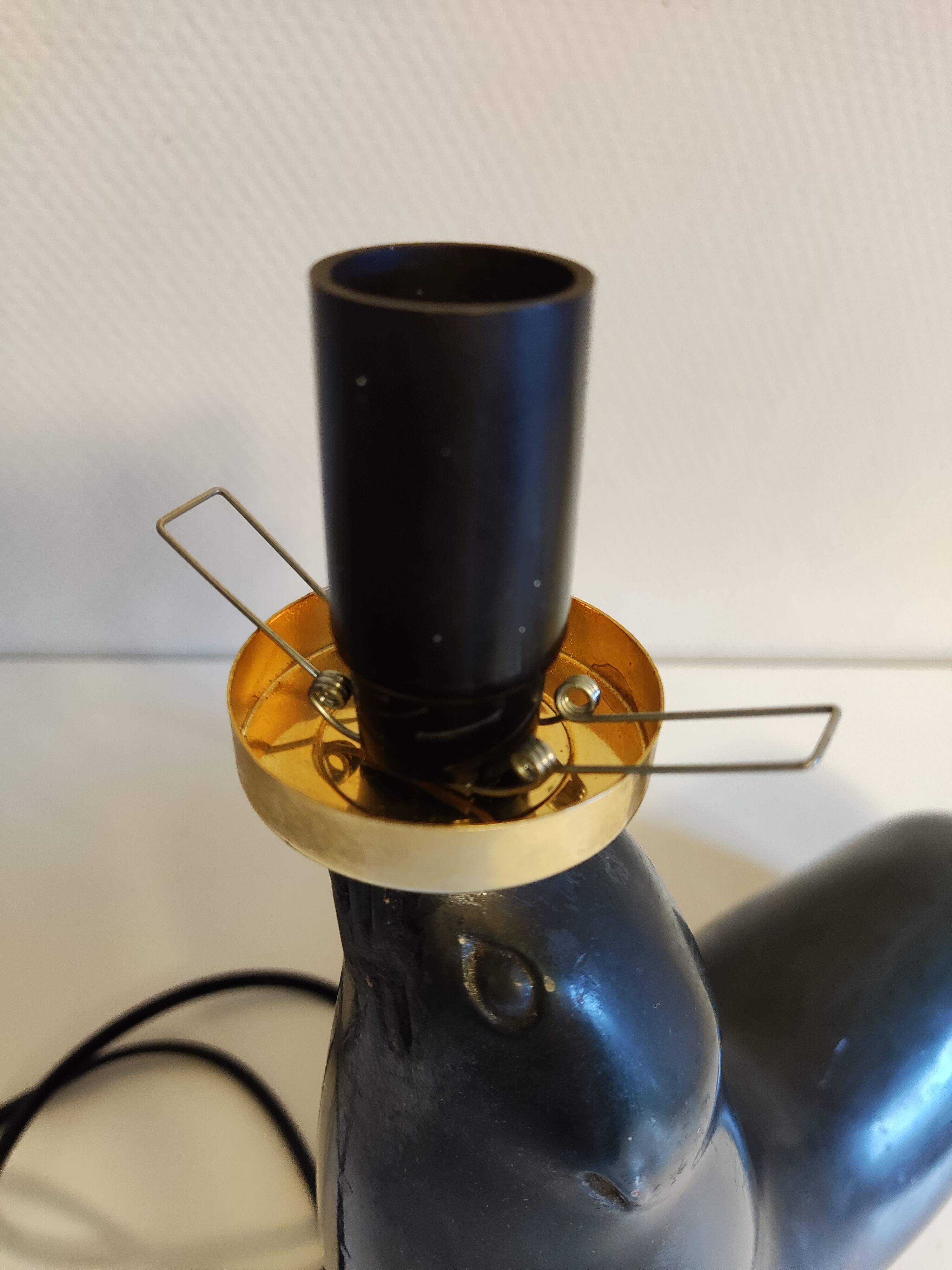 Lampe otarie noire irisée bleue en terre cuite