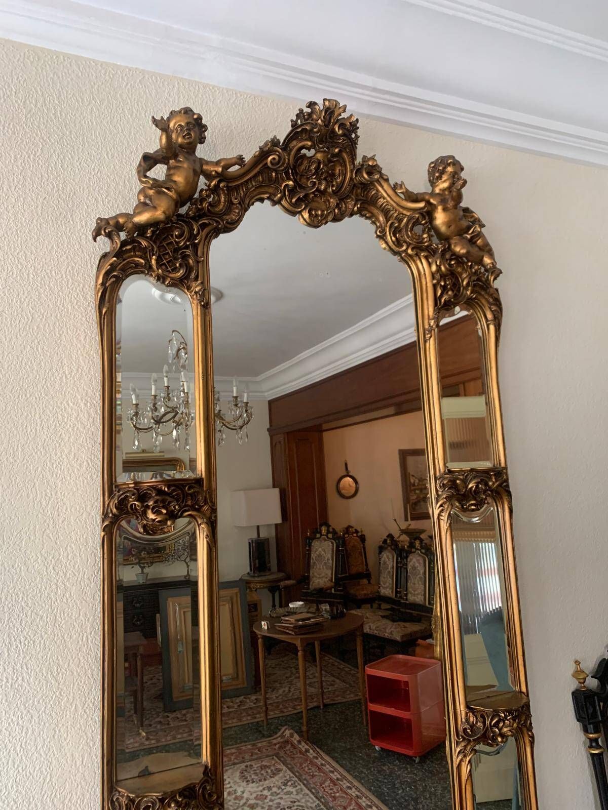 Golden Rococo-style mirror with chest