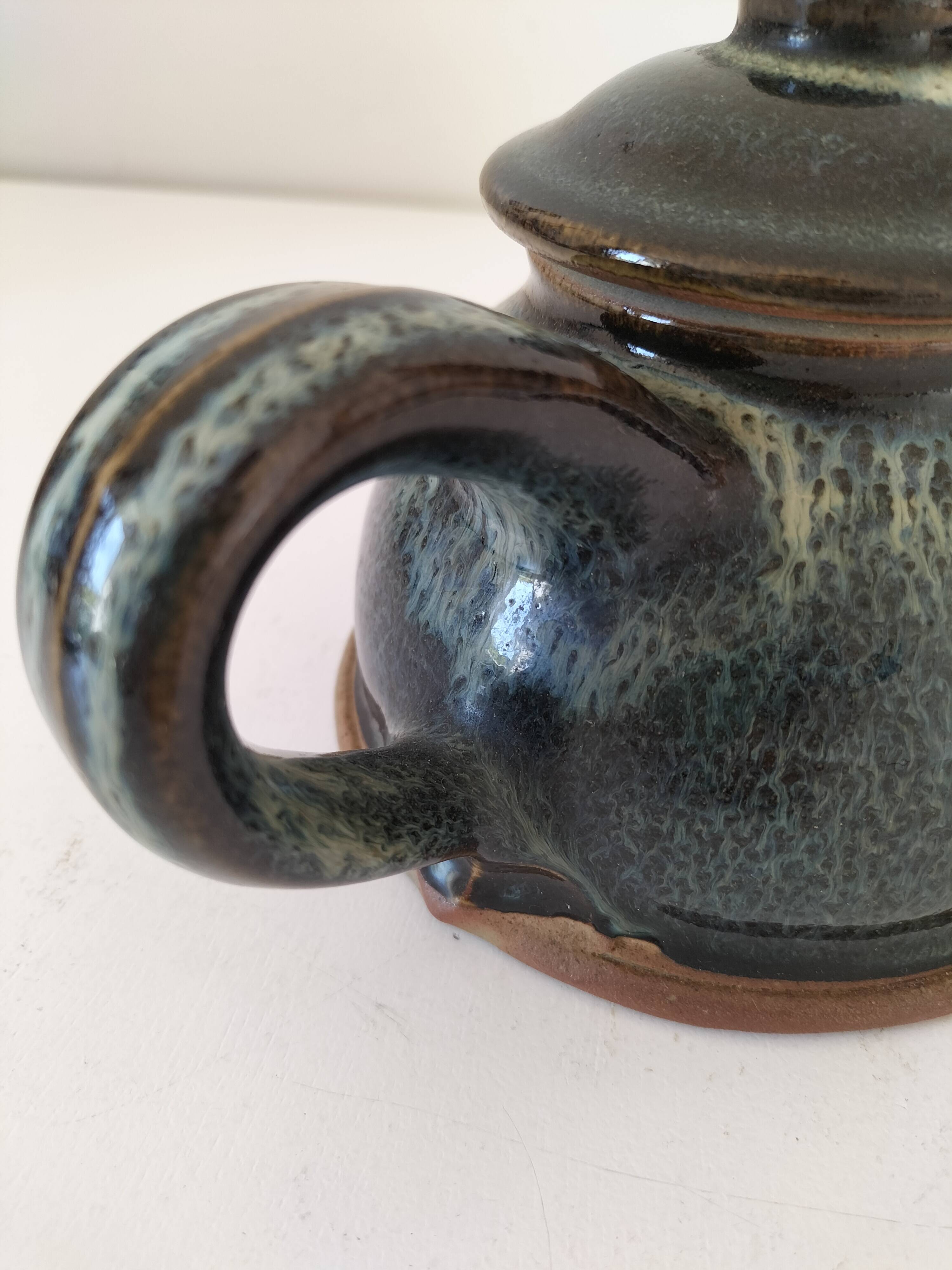 Théière en grès émaillé bleu pétrole signée.