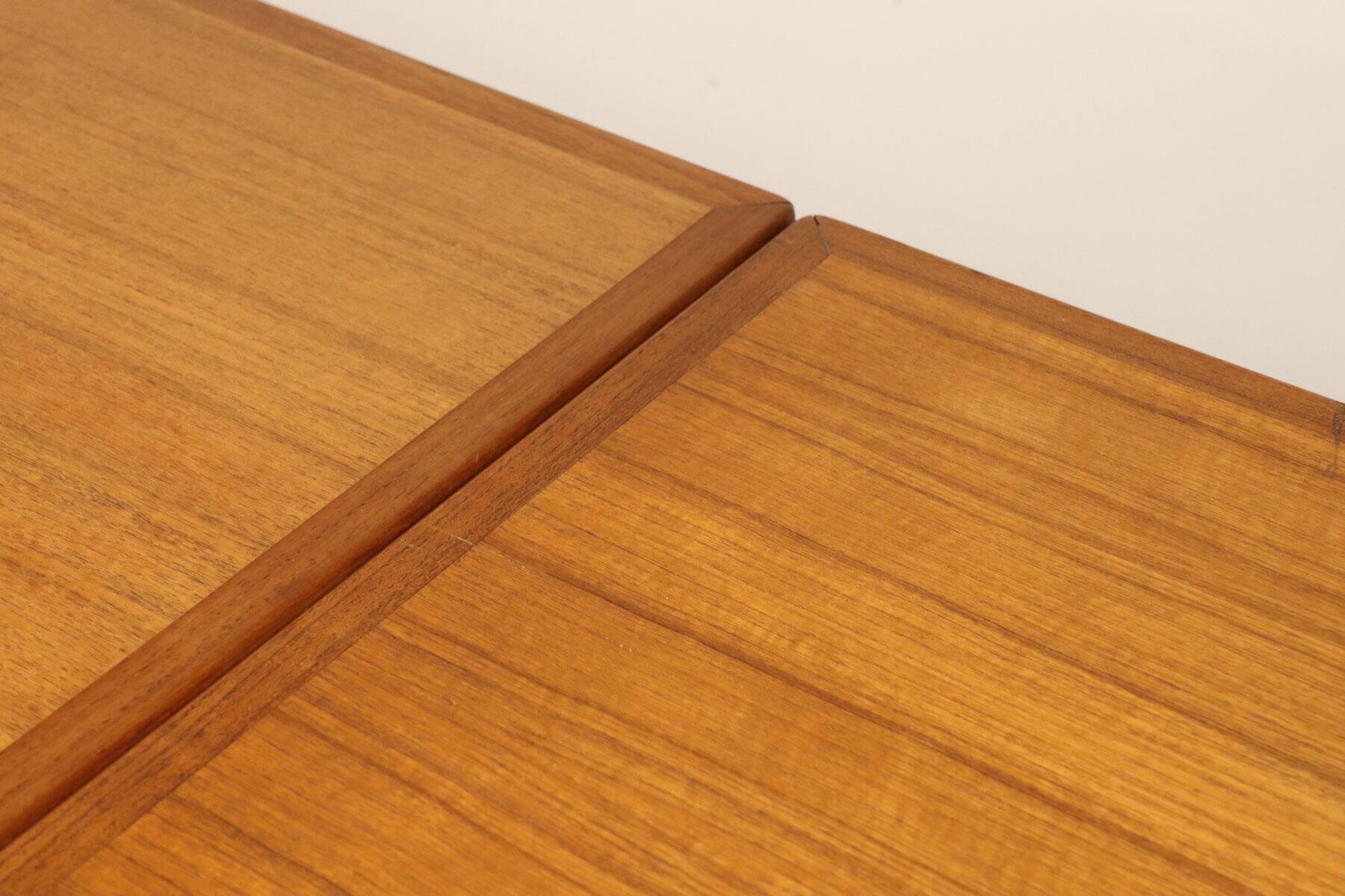 Danish Scandinavian extendable dining table in teak, 1960.