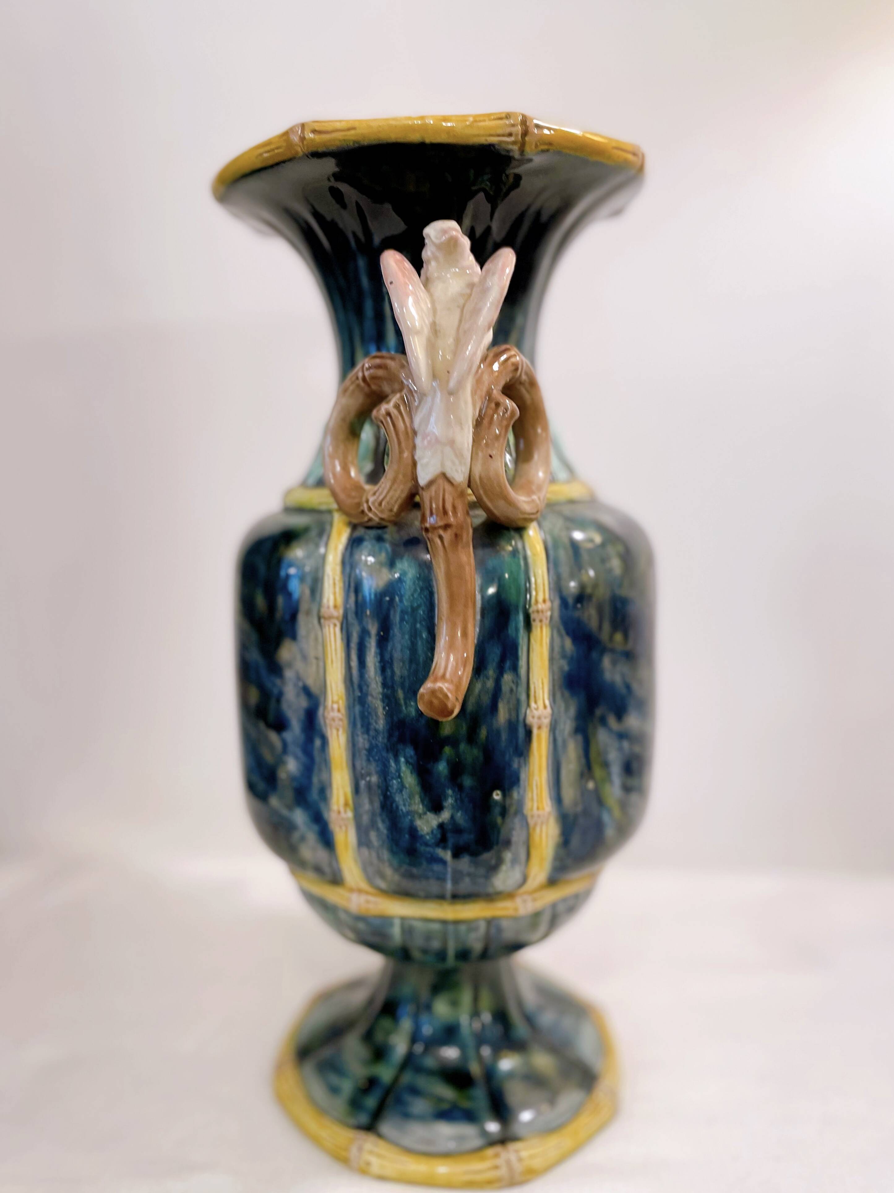 Vase en barbotine émaillée à décor d'oiseaux et bambou