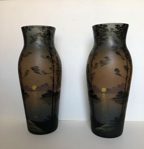 Paire de vases Art Nouveau en verre à décor de paysages lacustres