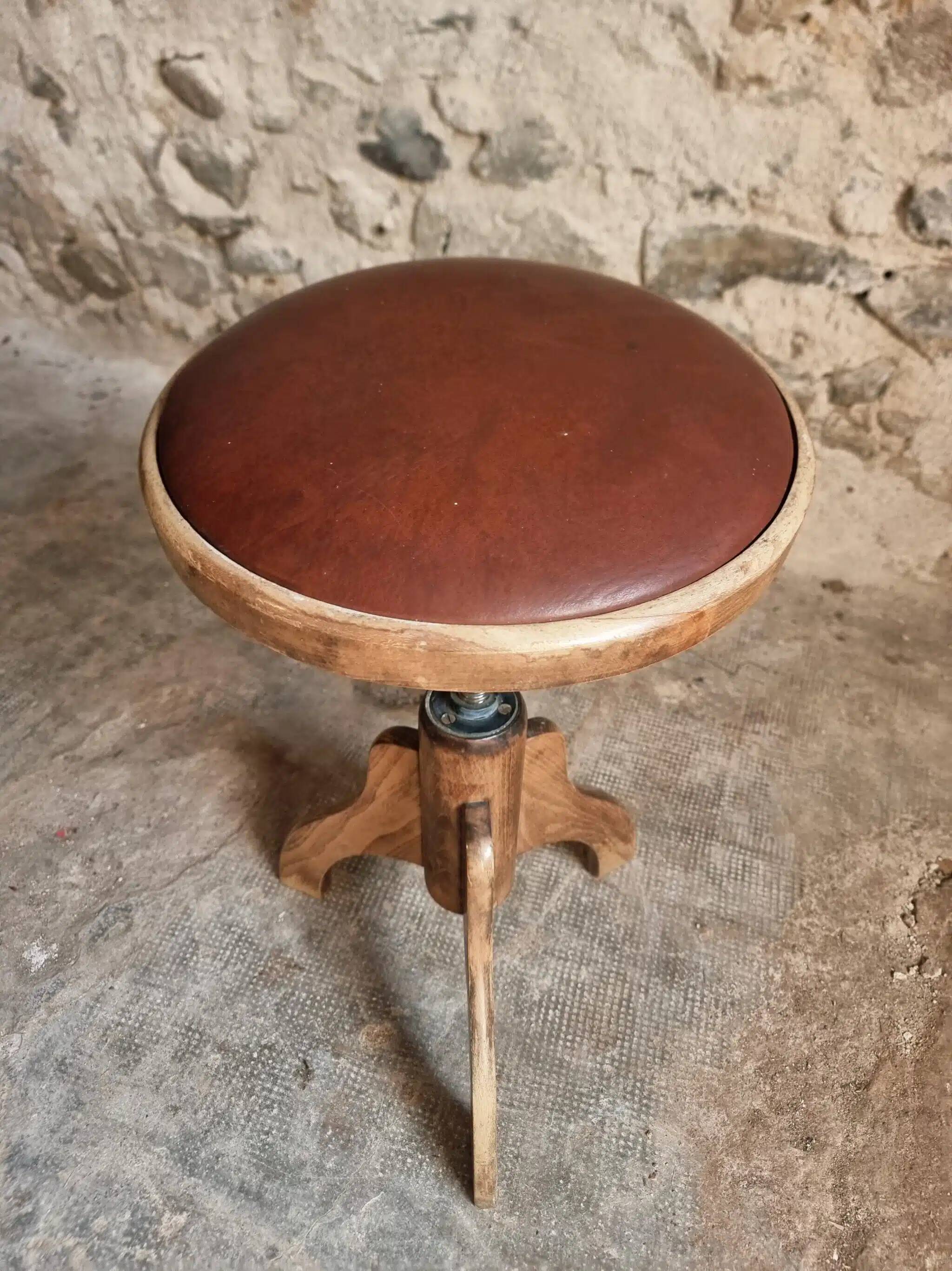 Tabouret français vintage en bois réglable, assise en skaï, années 1960