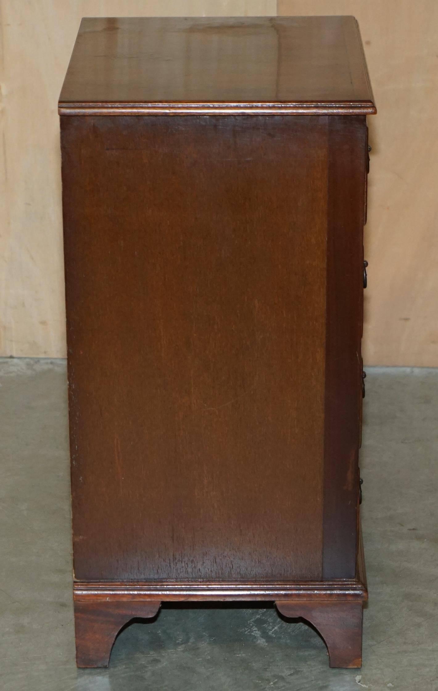 Paire de commodes françaises en bois dur flammé poli